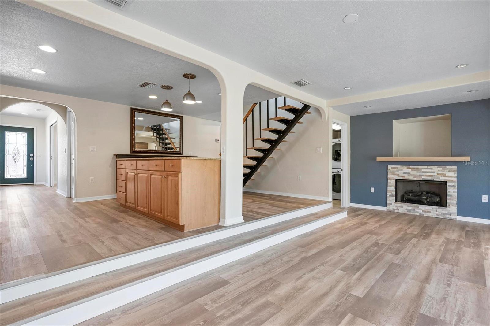 Listing photo id 13 for 6814 68th Avenue E