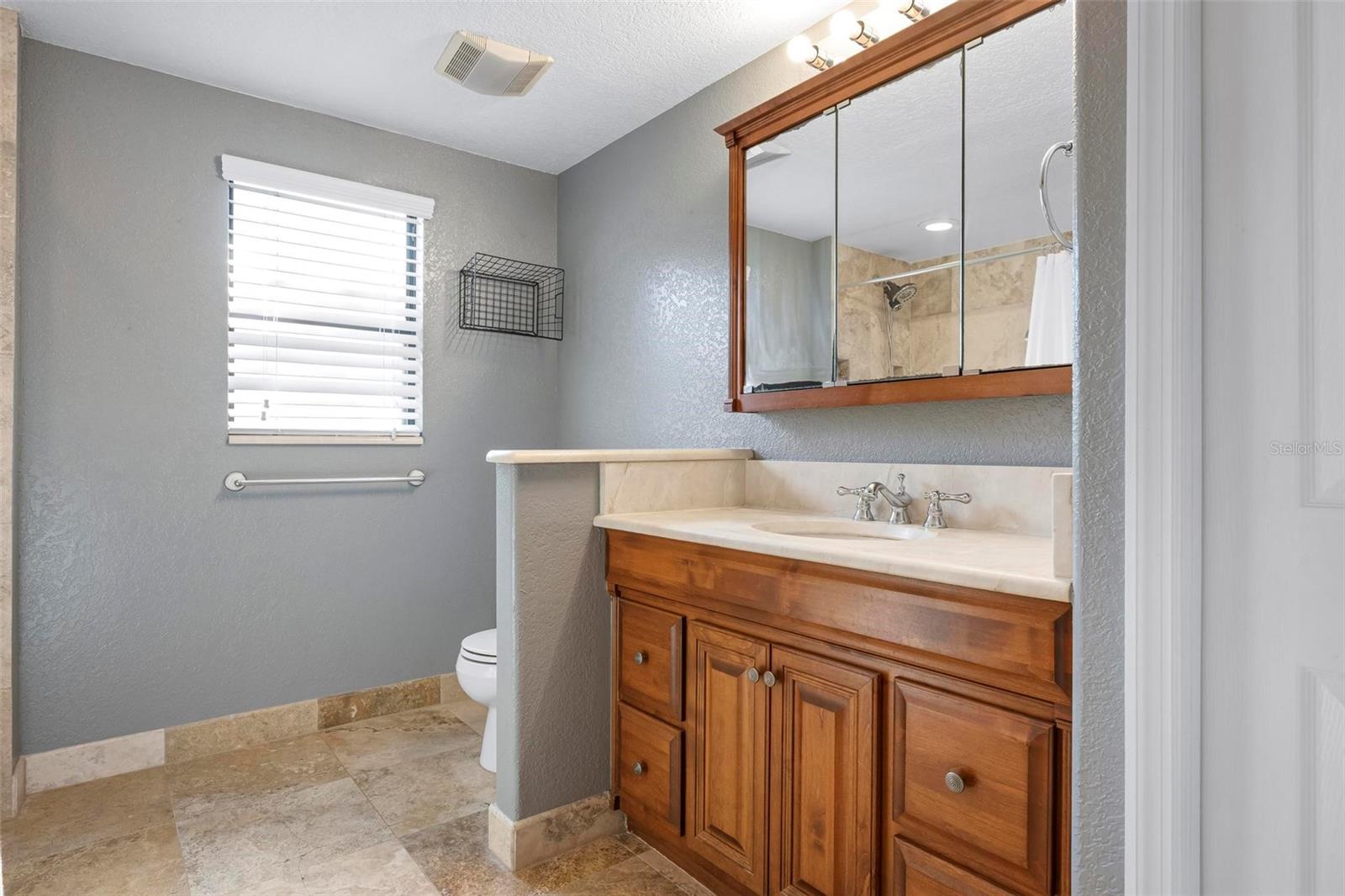 Listing photo id 17 for 6814 68th Avenue E