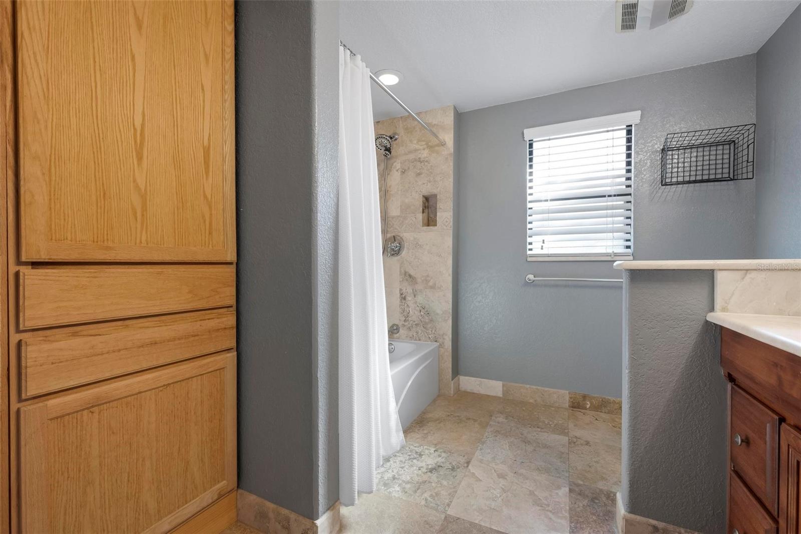 Listing photo id 18 for 6814 68th Avenue E