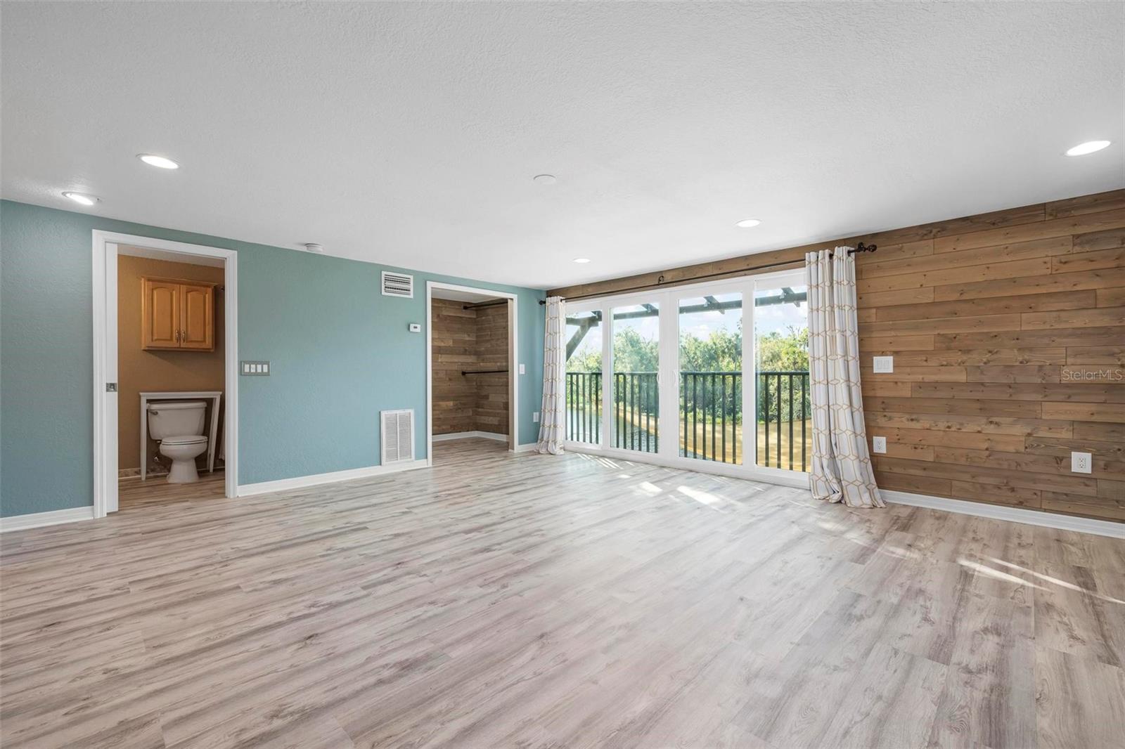 Listing photo id 19 for 6814 68th Avenue E