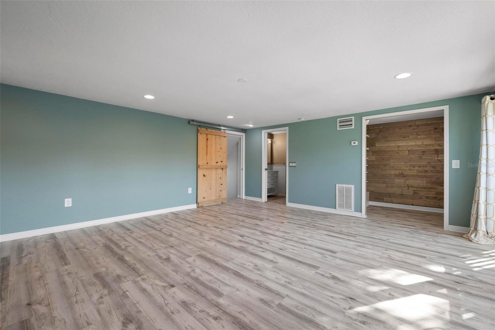 Listing photo id 20 for 6814 68th Avenue E