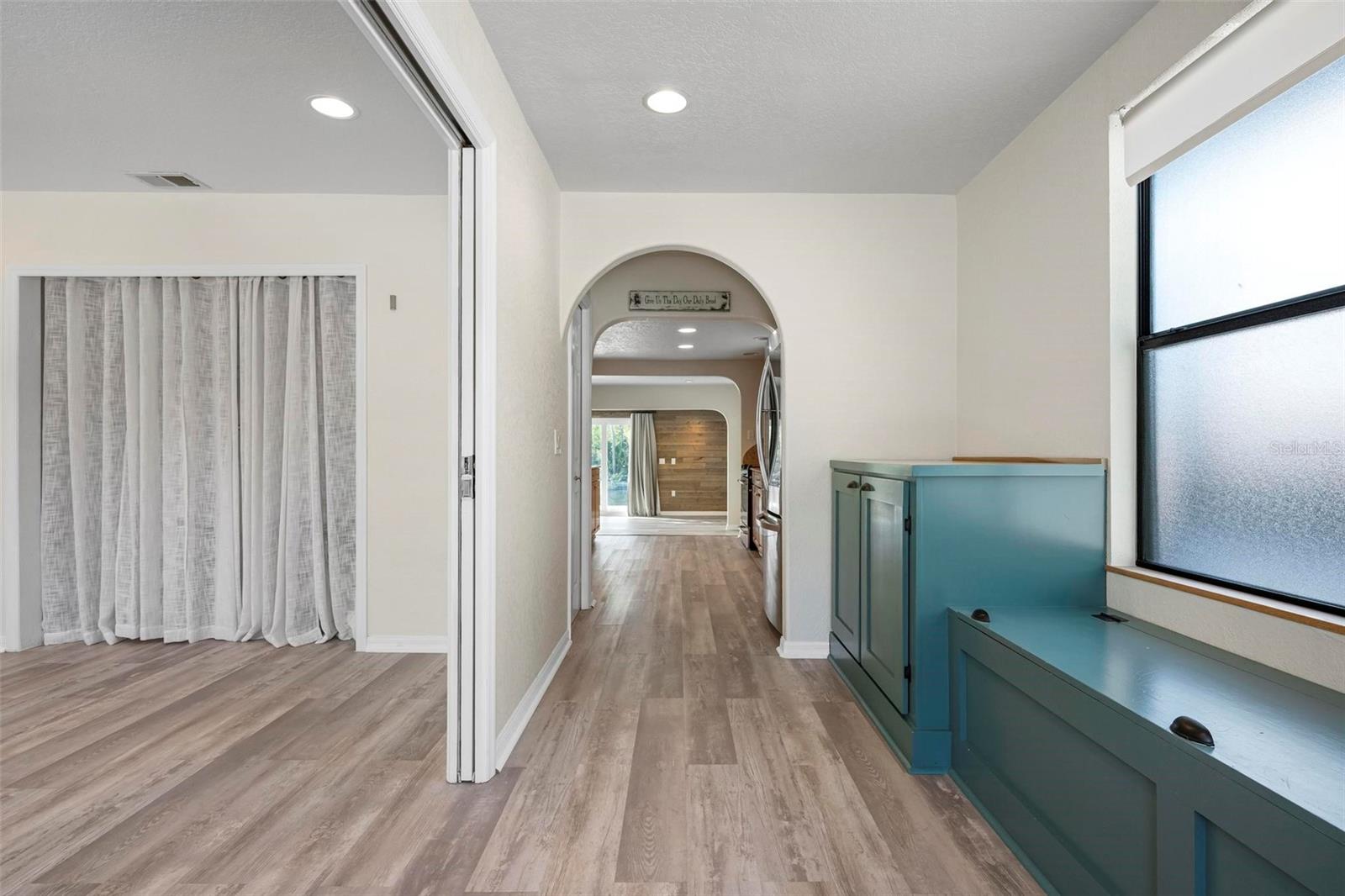 Listing photo id 3 for 6814 68th Avenue E