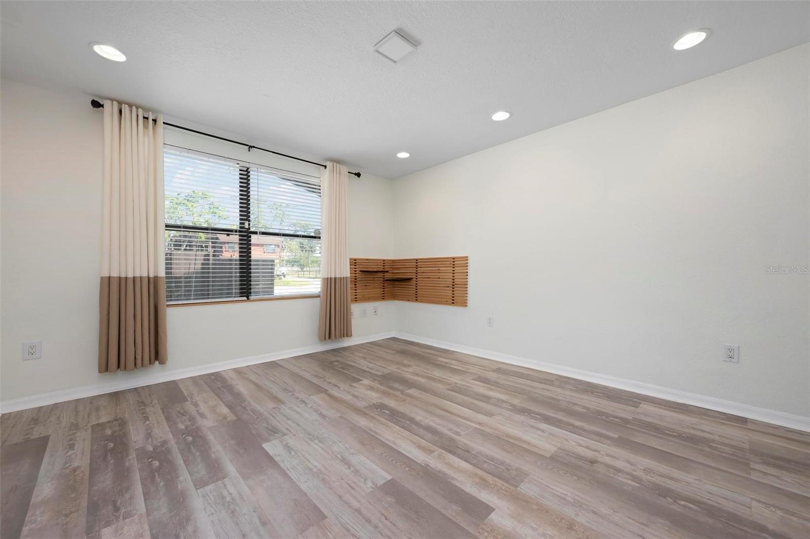 Listing photo id 6 for 6814 68th Avenue E