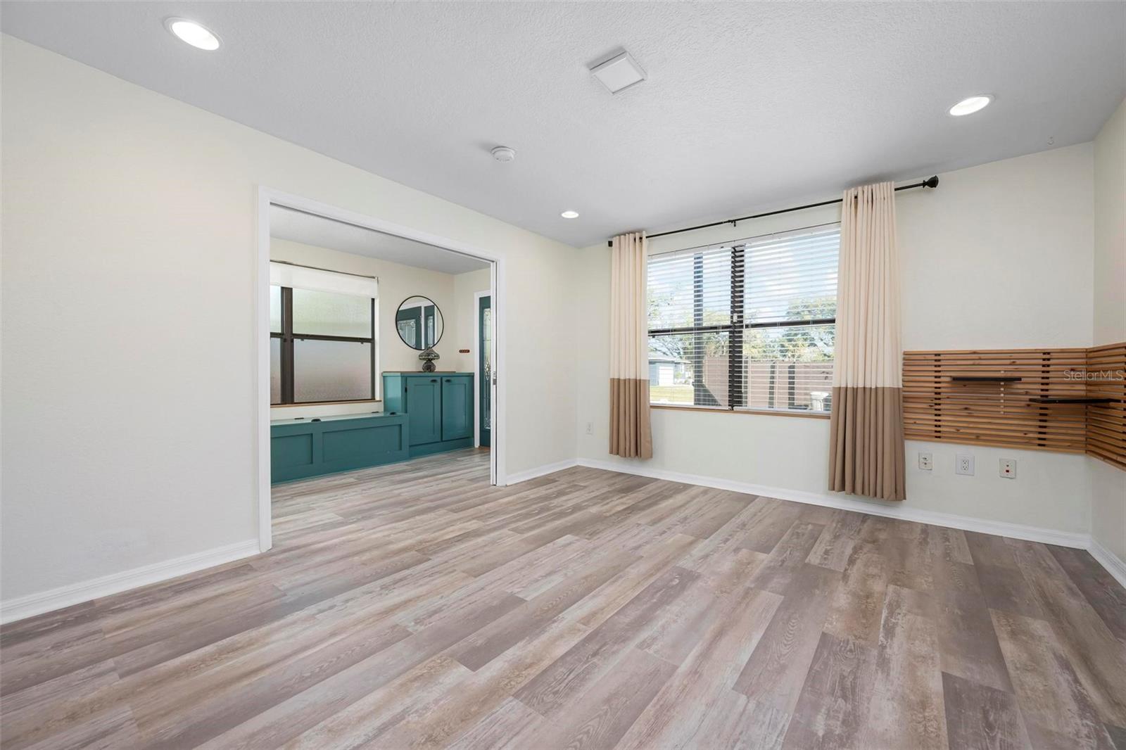 Listing photo id 7 for 6814 68th Avenue E