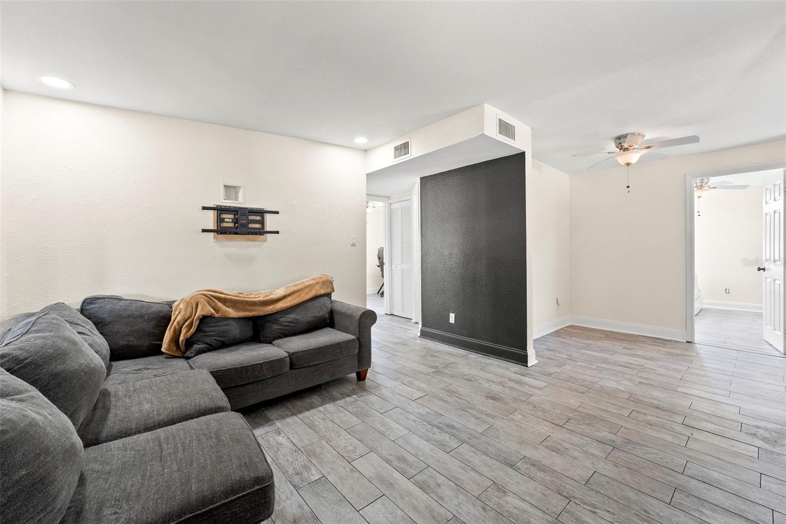 Image 6 of 30 For 11829 104th Street