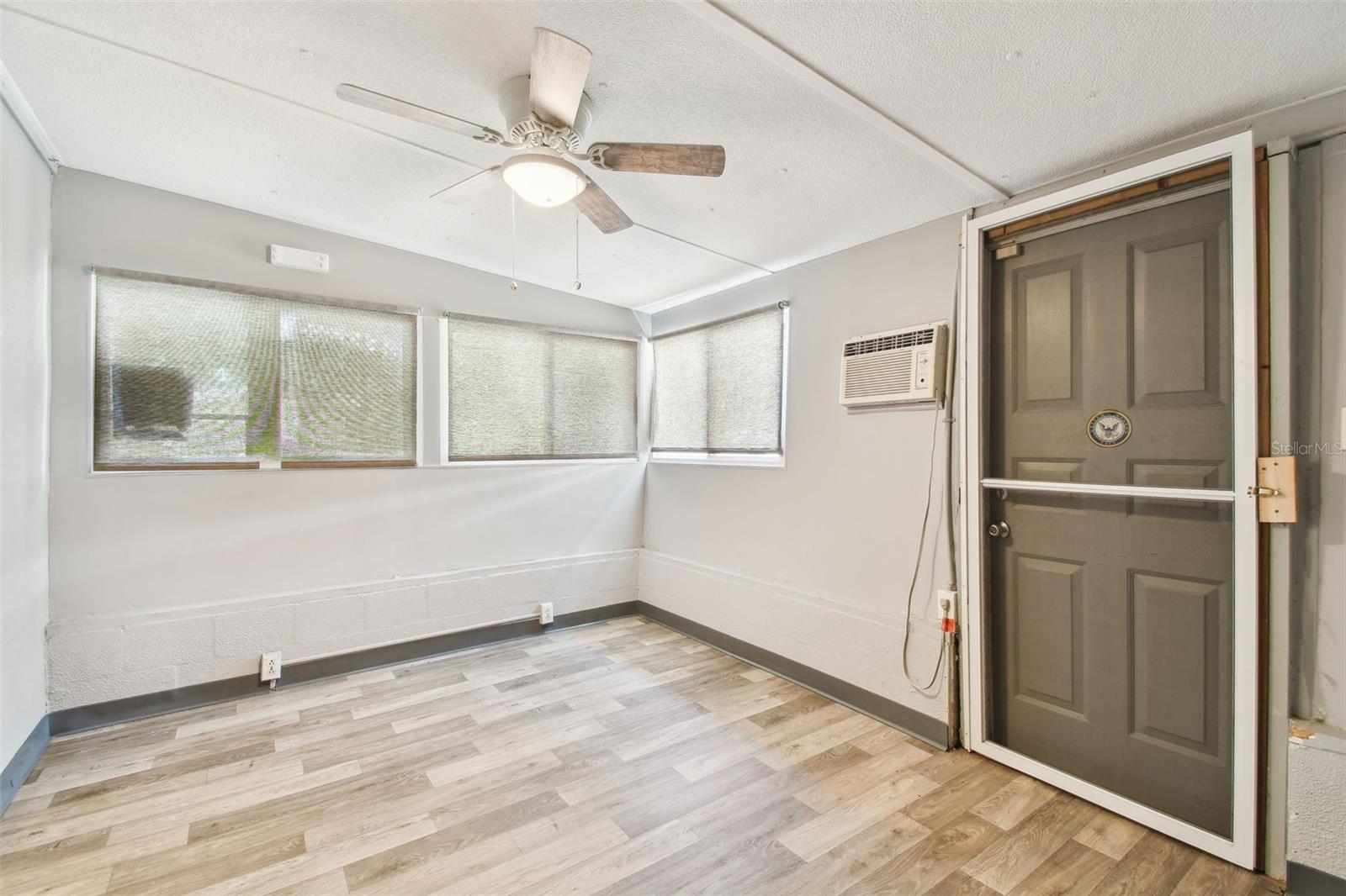 Image 17 of 59 For 516 Northmoor Avenue N