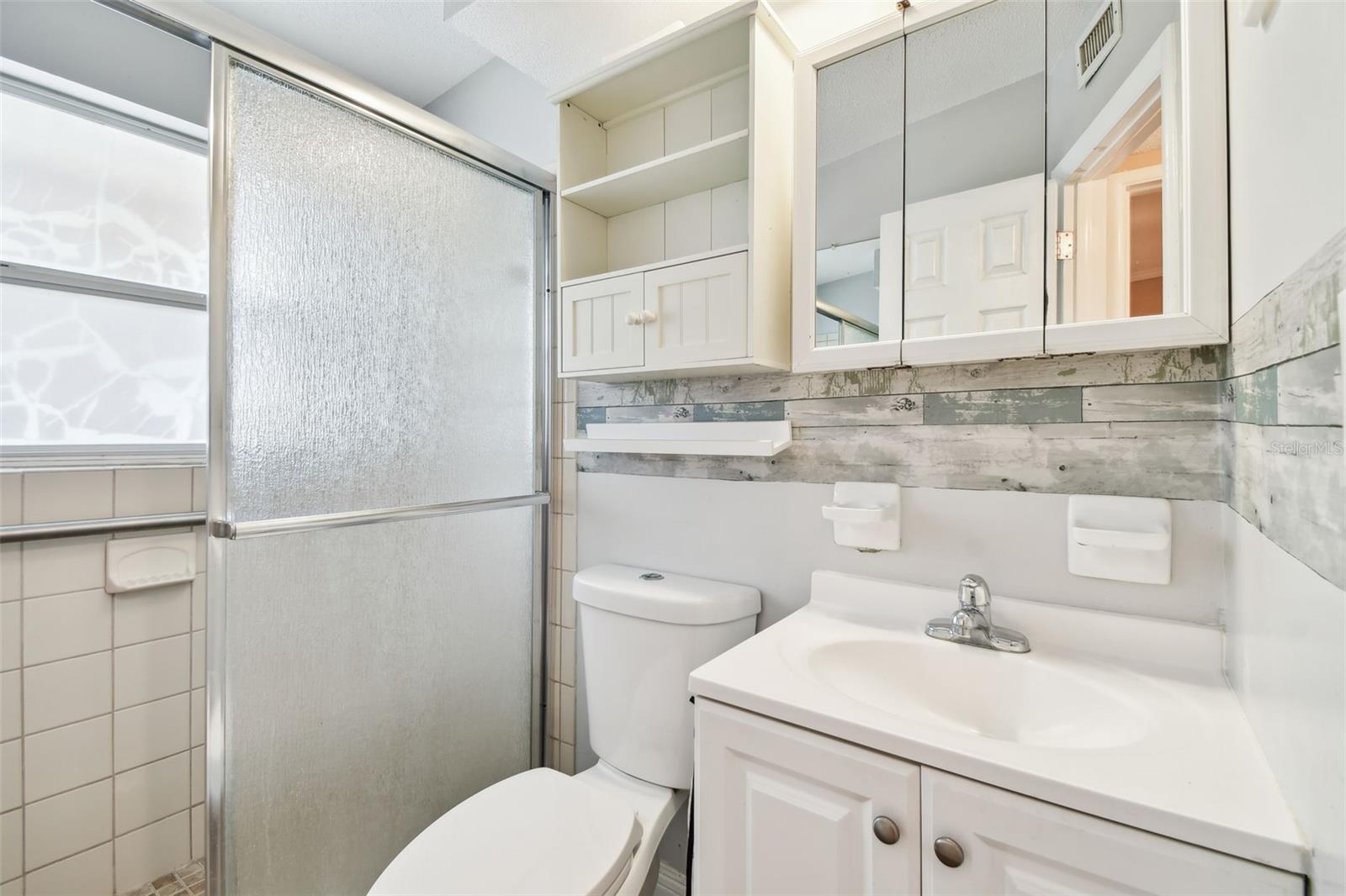 Image 18 of 59 For 516 Northmoor Avenue N