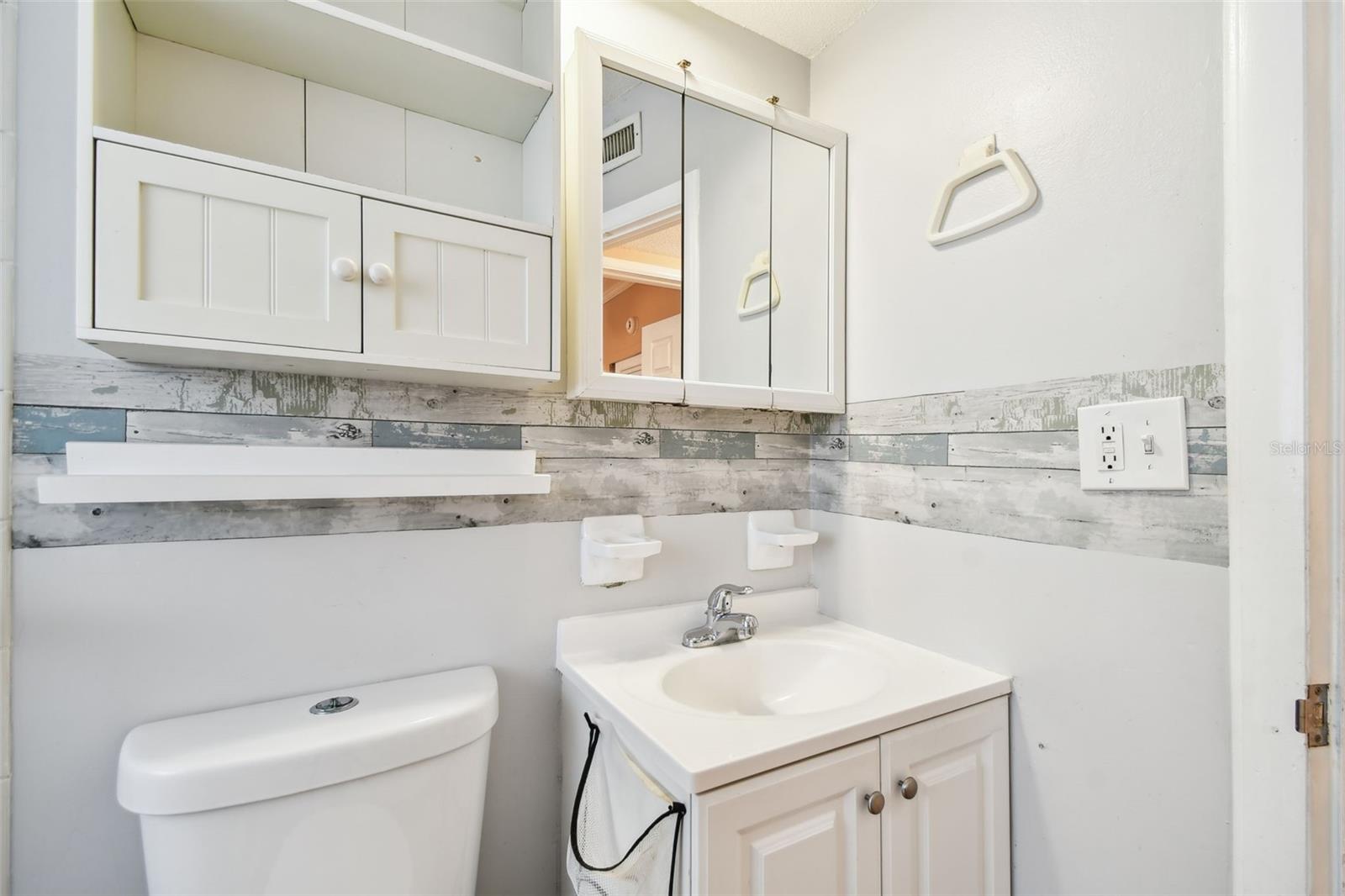 Image 19 of 59 For 516 Northmoor Avenue N