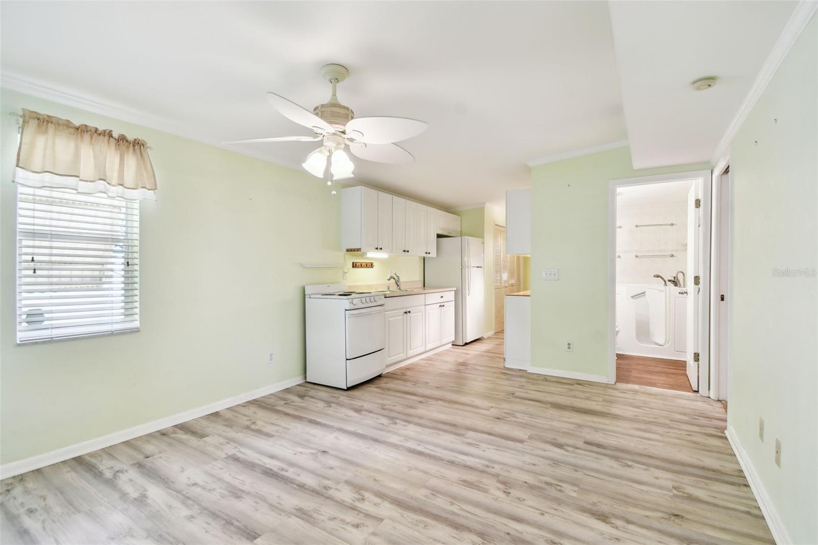 Image 29 of 59 For 516 Northmoor Avenue N