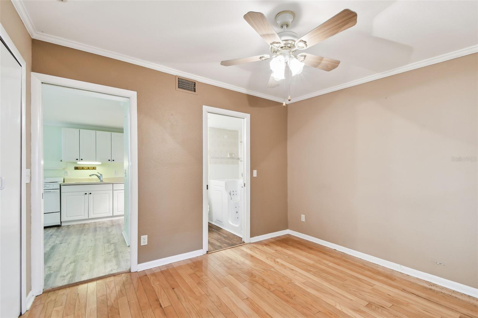 Image 32 of 59 For 516 Northmoor Avenue N