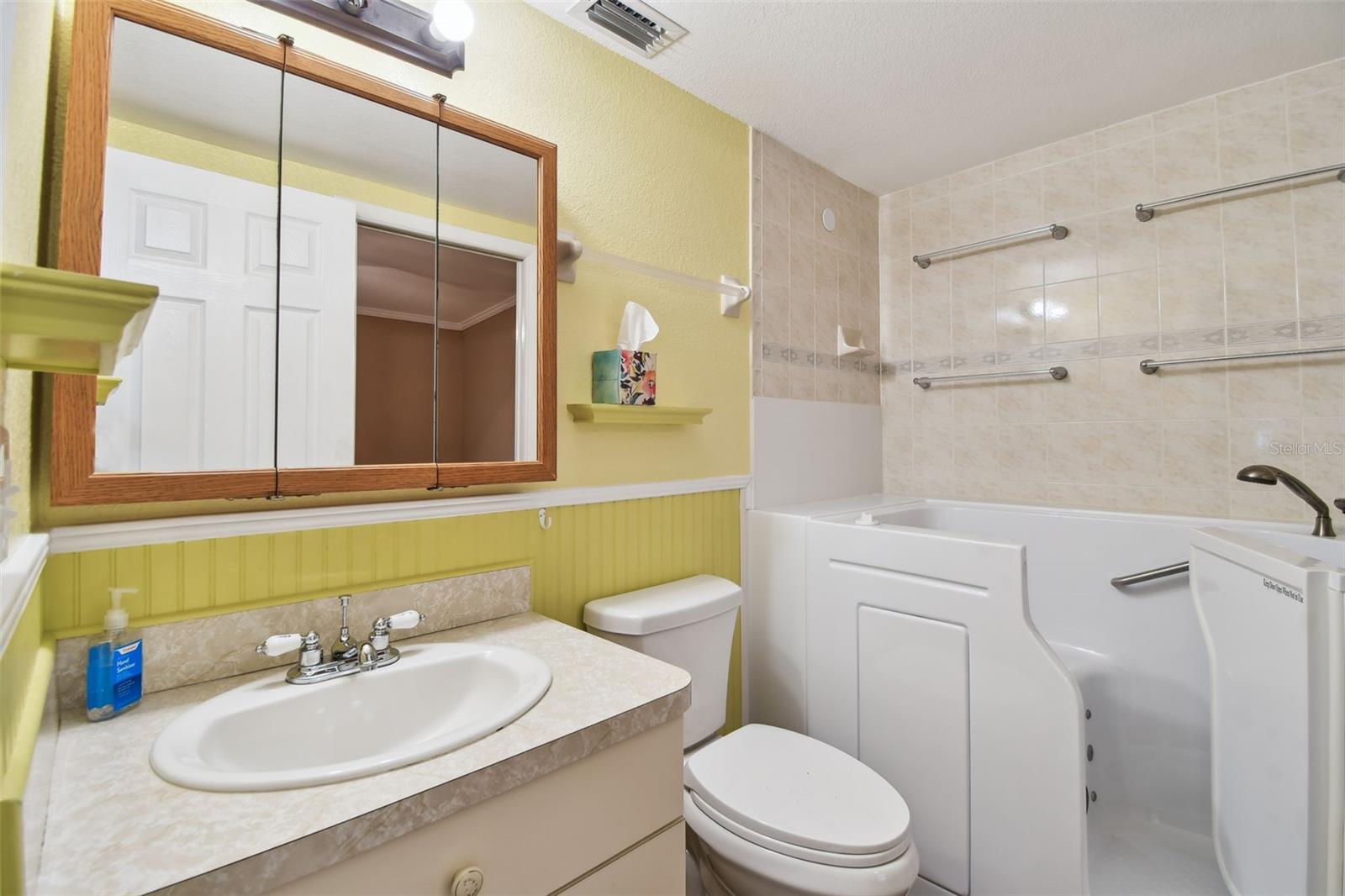 Image 35 of 59 For 516 Northmoor Avenue N