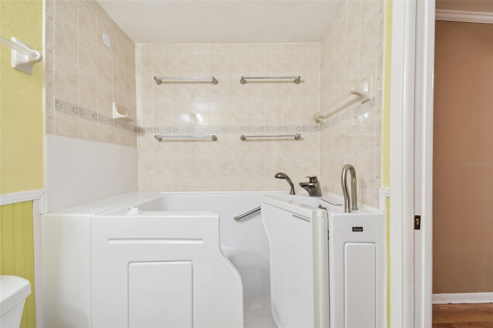 Image 36 of 59 For 516 Northmoor Avenue N