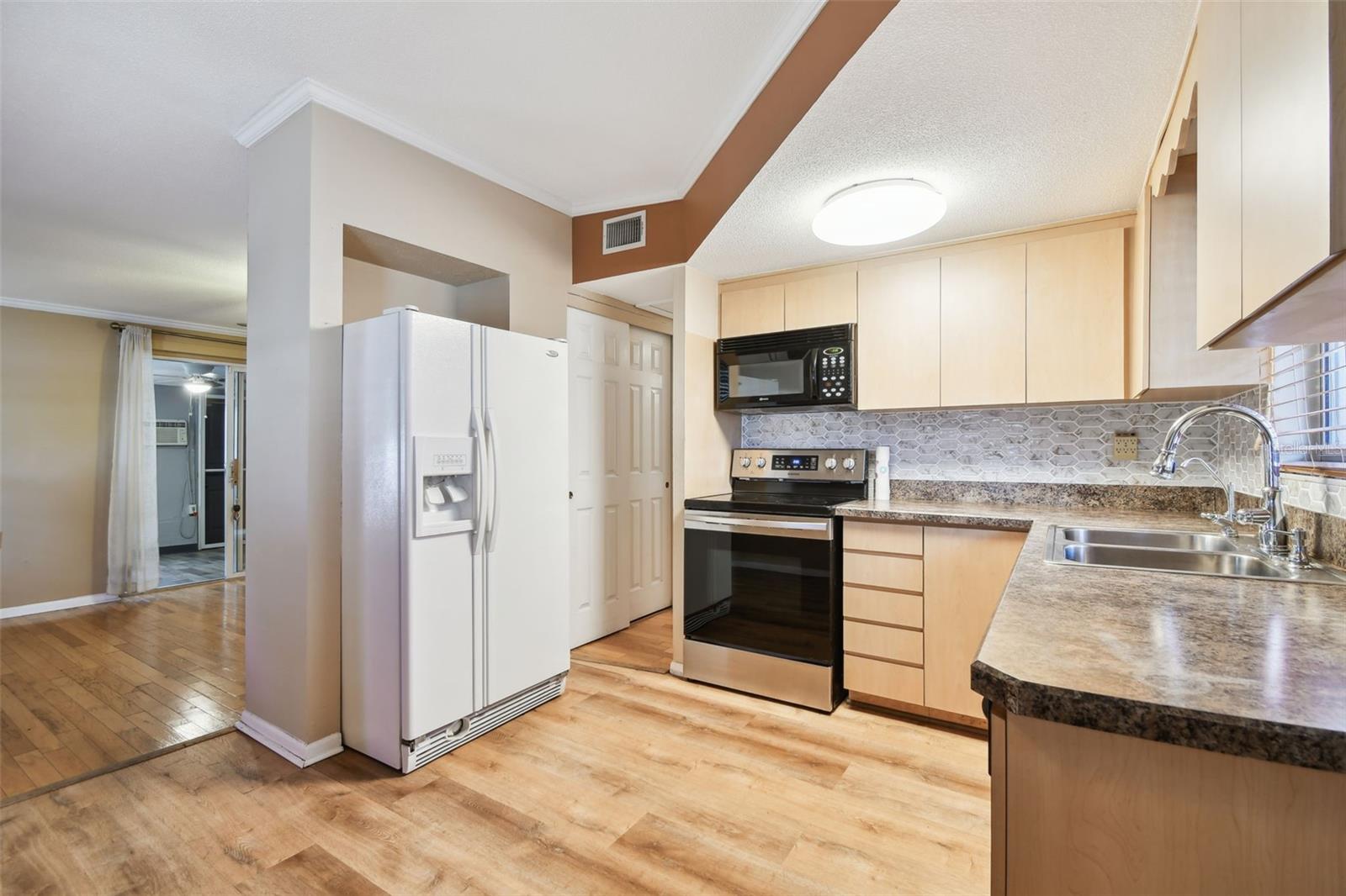 Image 9 of 59 For 516 Northmoor Avenue N