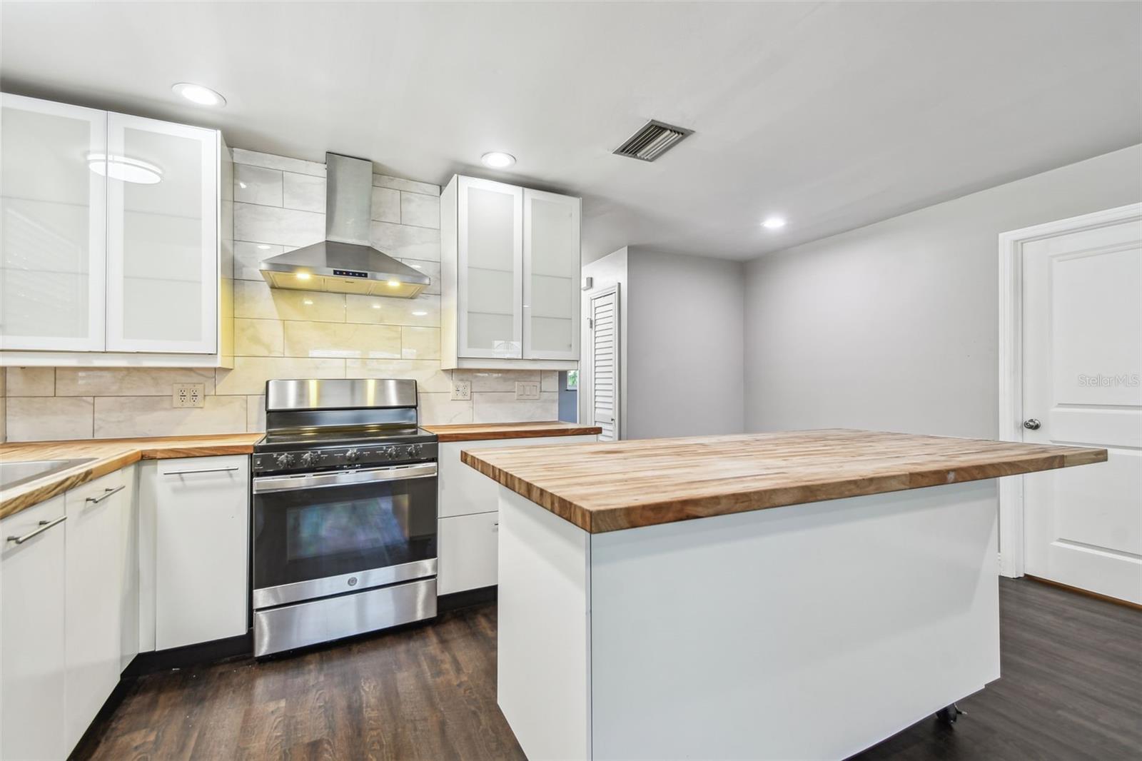 Image 21 of 75 For 483 32nd Avenue N