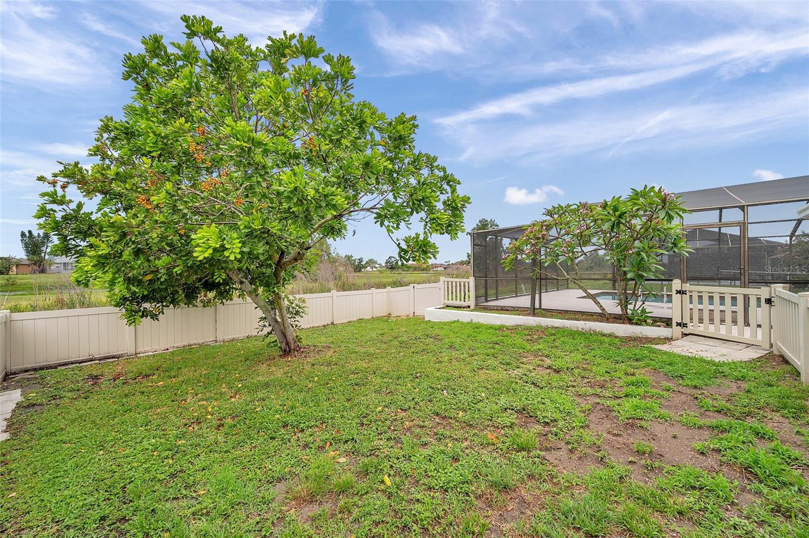 Listing photo id 9 for 734 Flamingo Drive