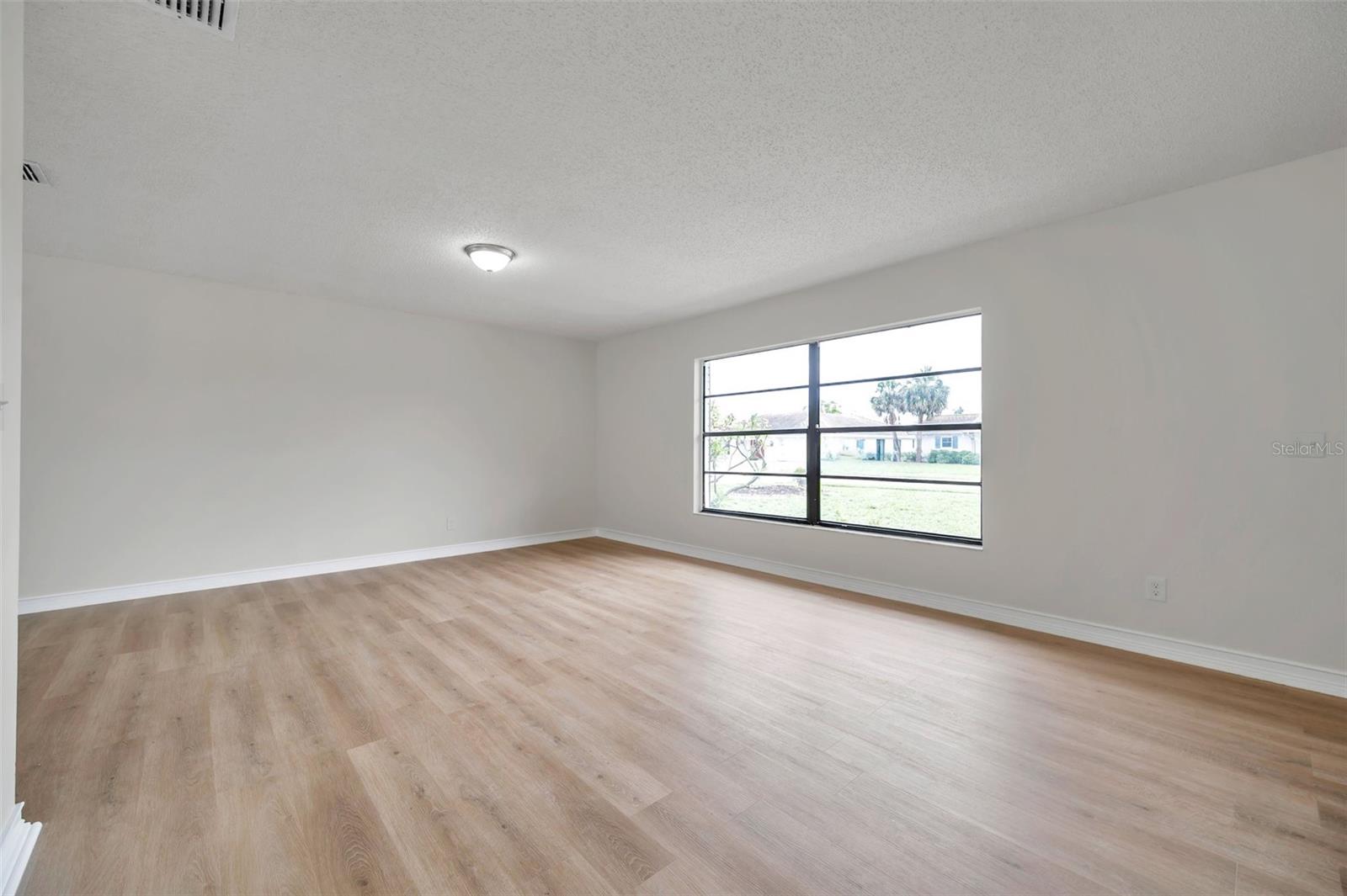 Listing photo id 14 for 734 Flamingo Drive