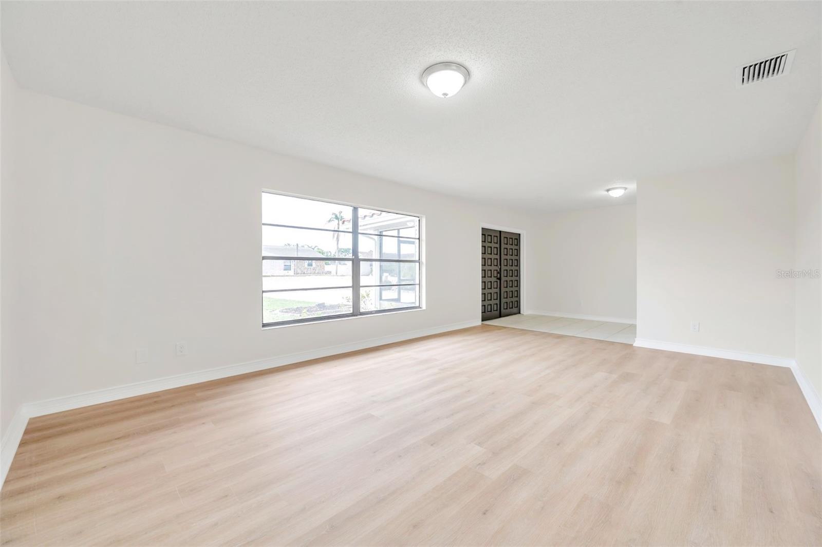 Listing photo id 15 for 734 Flamingo Drive