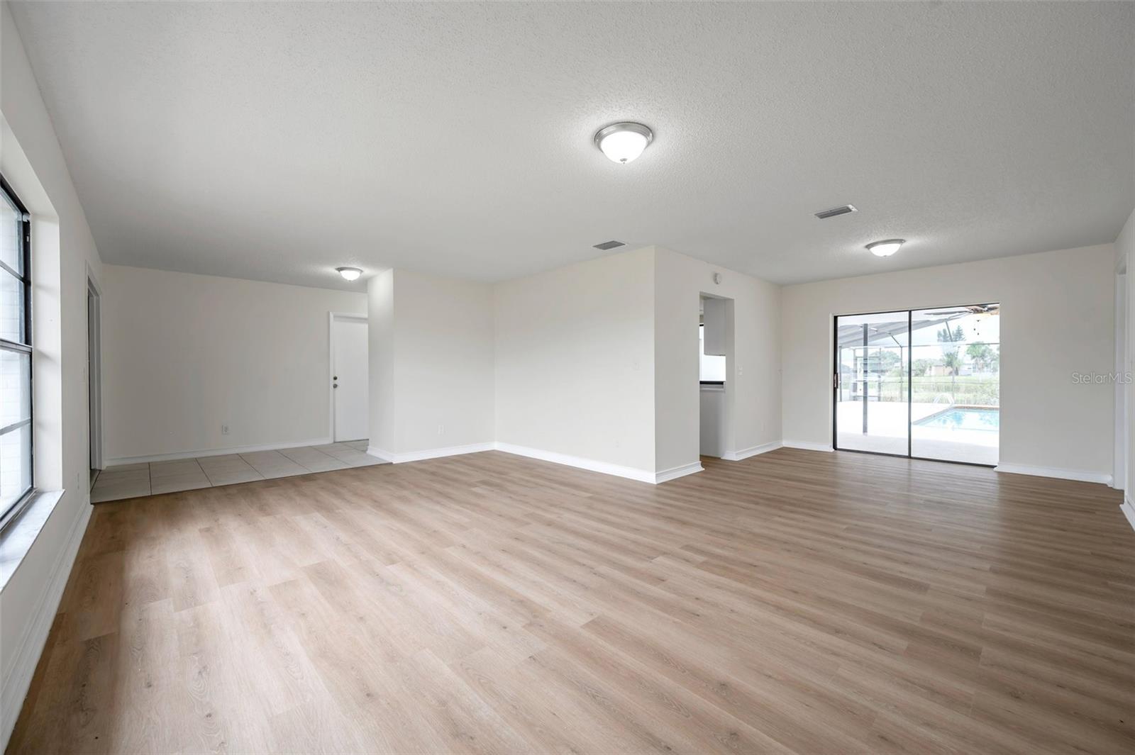 Listing photo id 16 for 734 Flamingo Drive