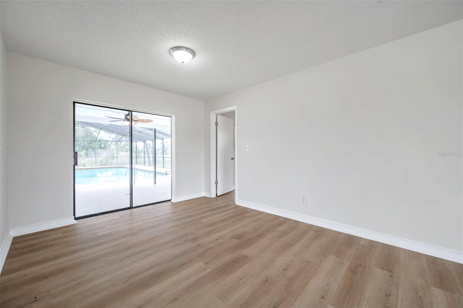 Listing photo id 17 for 734 Flamingo Drive