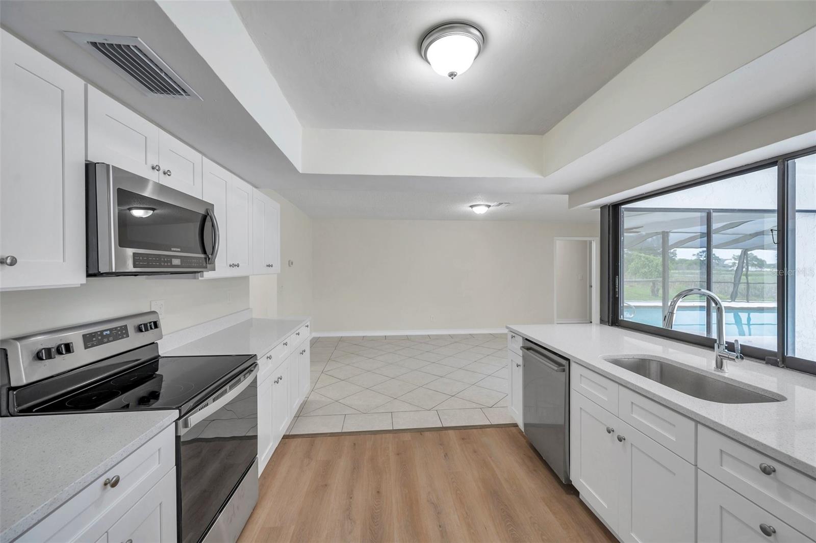 Listing photo id 26 for 734 Flamingo Drive