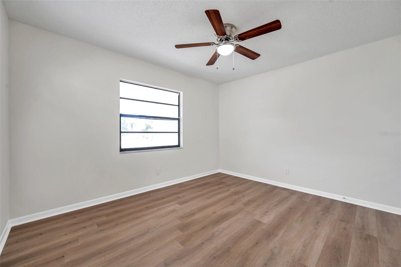 Listing photo id 37 for 734 Flamingo Drive