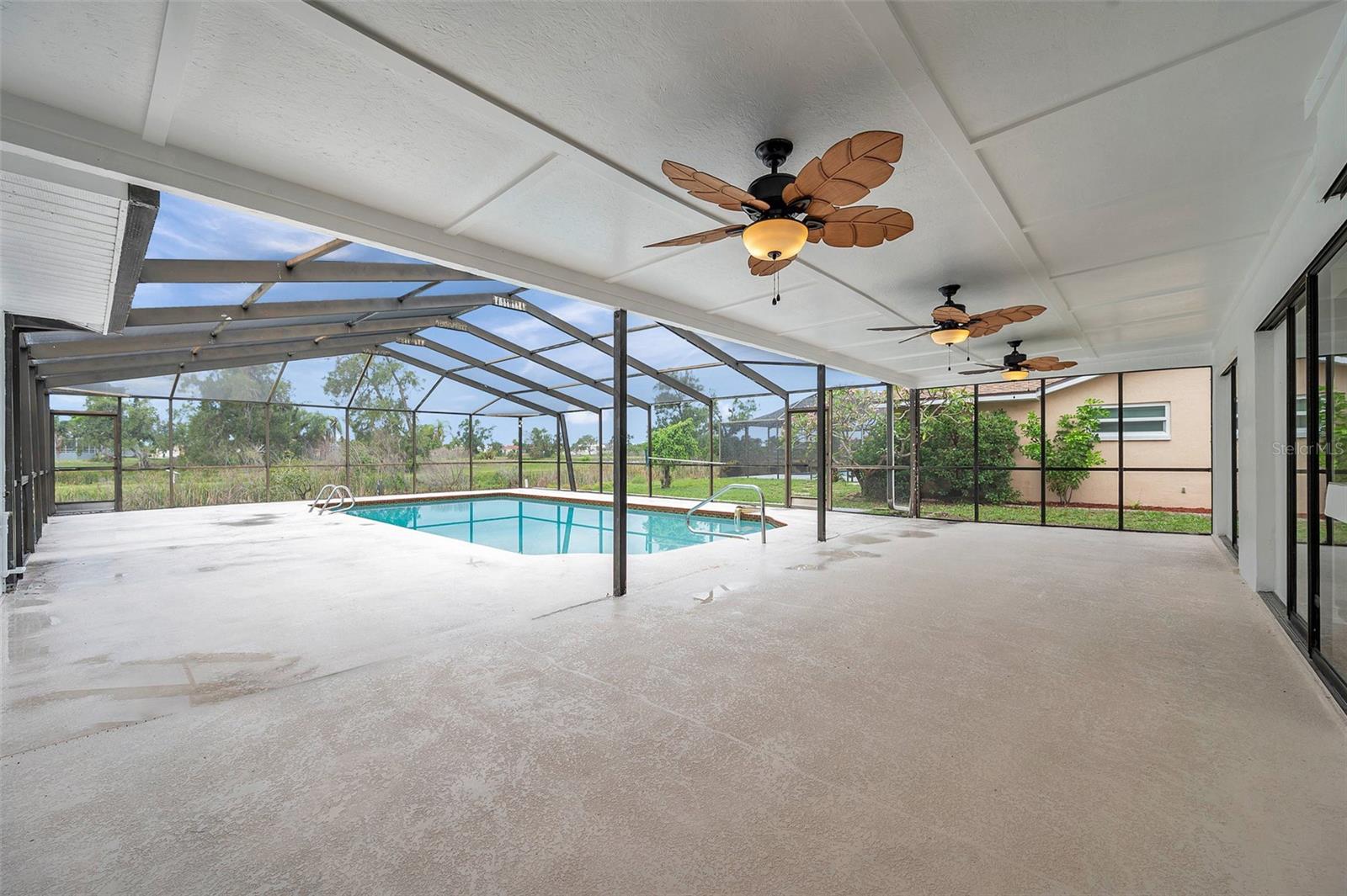 Listing photo id 2 for 734 Flamingo Drive