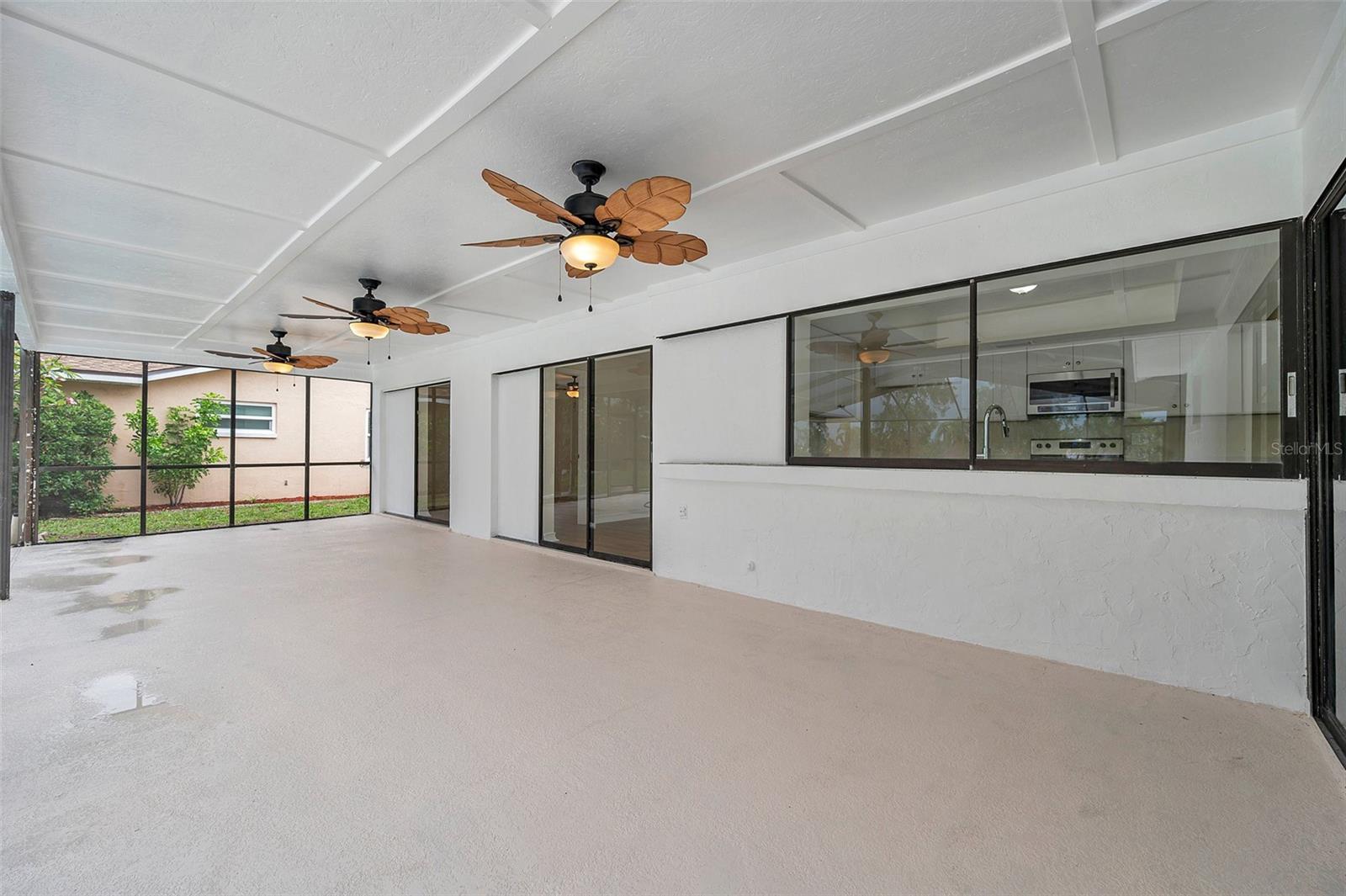 Listing photo id 3 for 734 Flamingo Drive