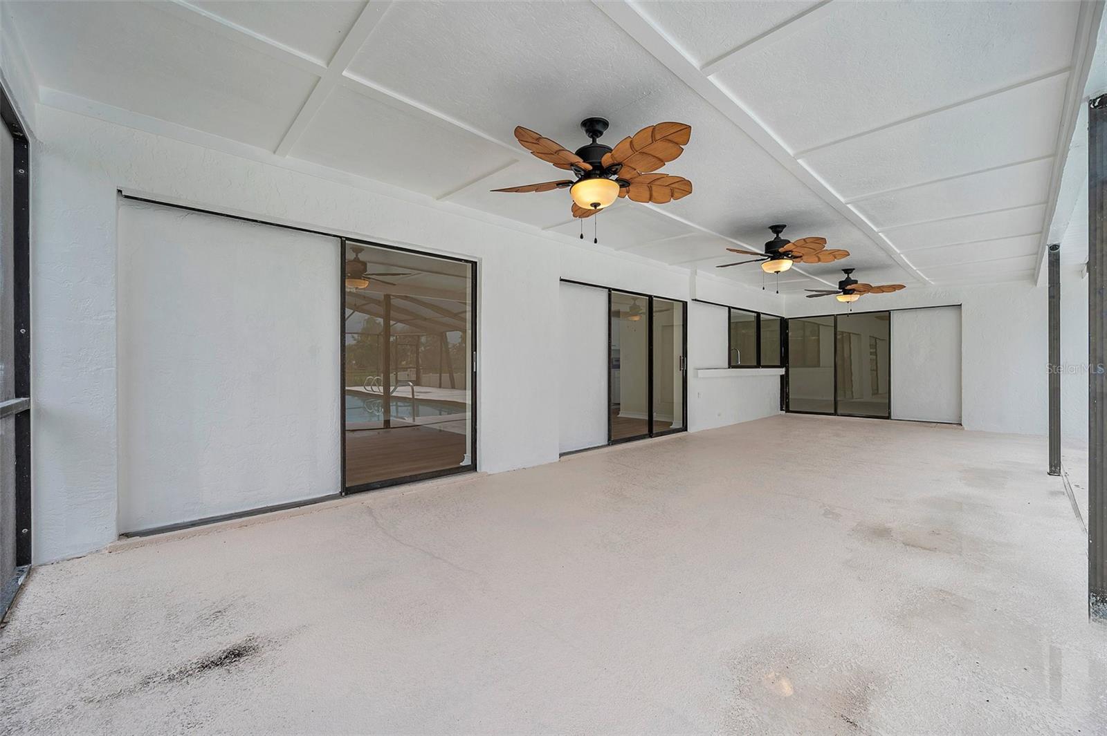 Listing photo id 4 for 734 Flamingo Drive