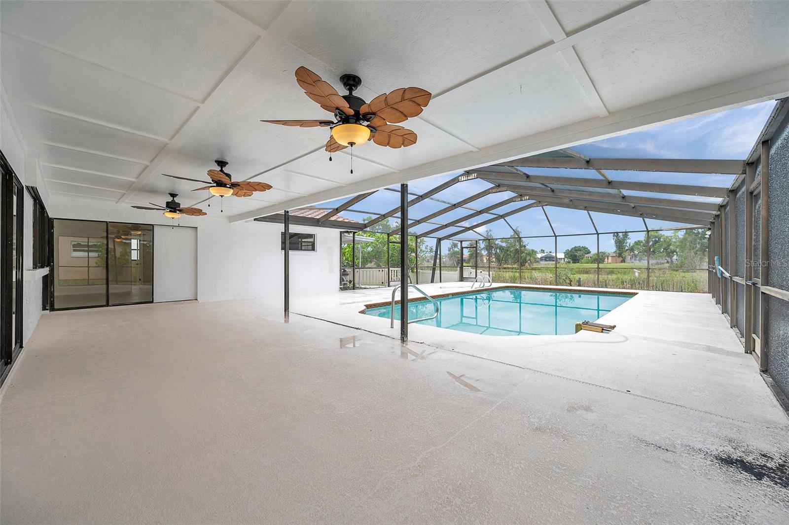 Listing photo id 5 for 734 Flamingo Drive