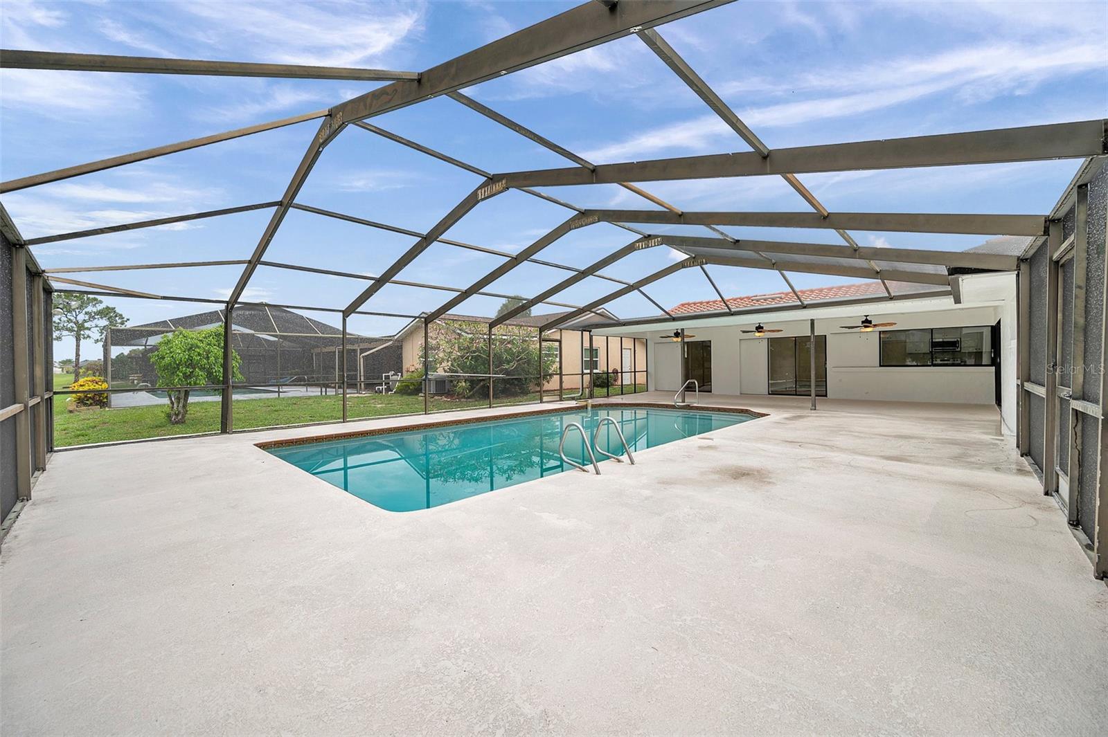 Listing photo id 6 for 734 Flamingo Drive