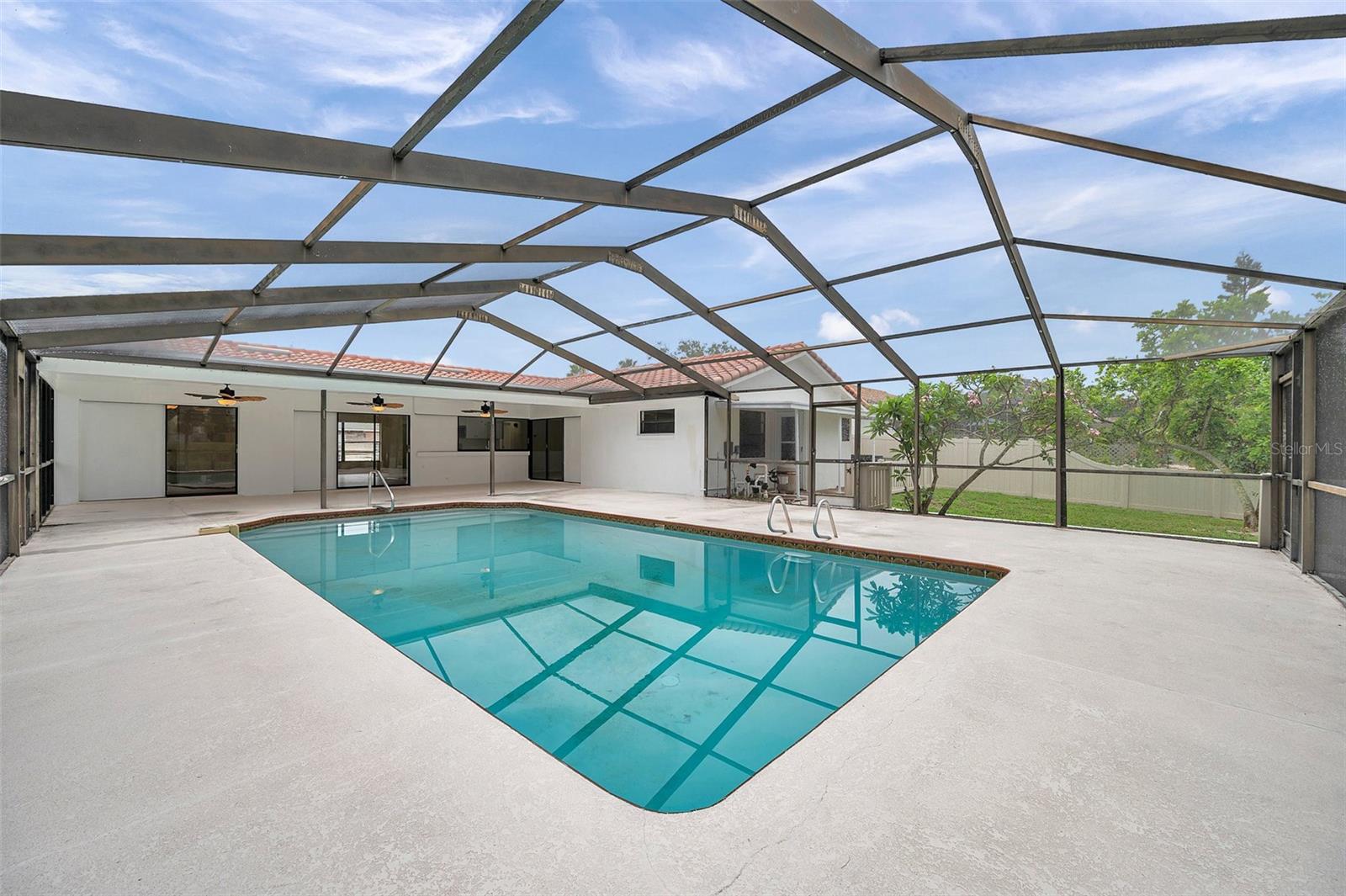 Listing photo id 7 for 734 Flamingo Drive