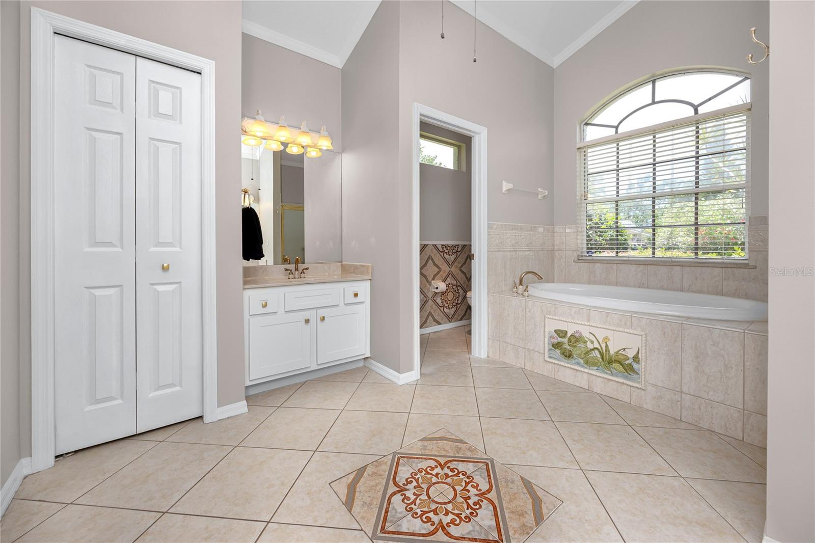 Image 19 of 89 For 335 Palmdale Drive