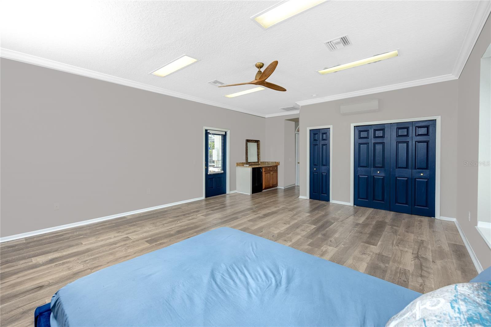 Image 42 of 89 For 335 Palmdale Drive
