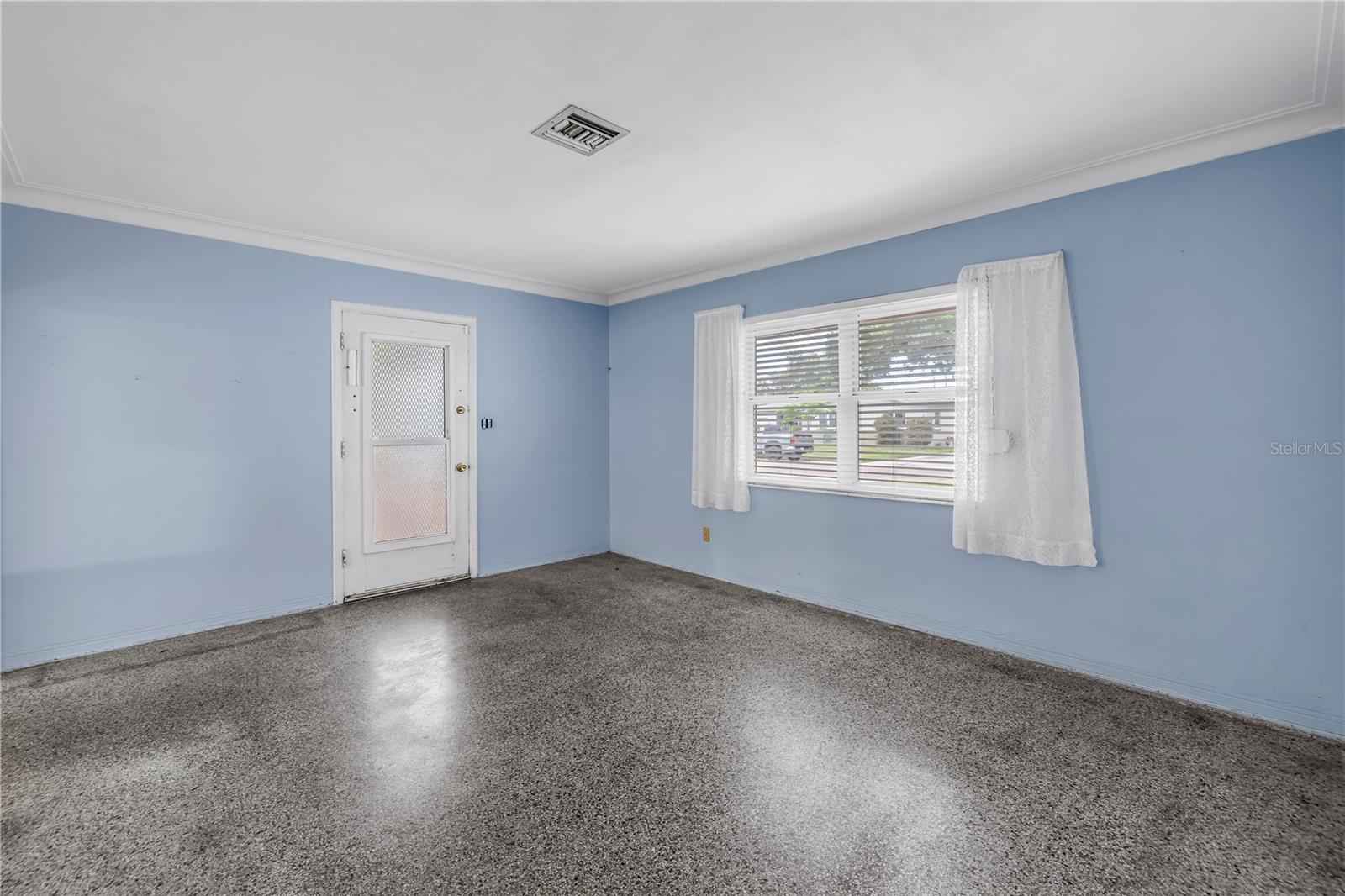 Image 10 of 37 For 2415 York Street N