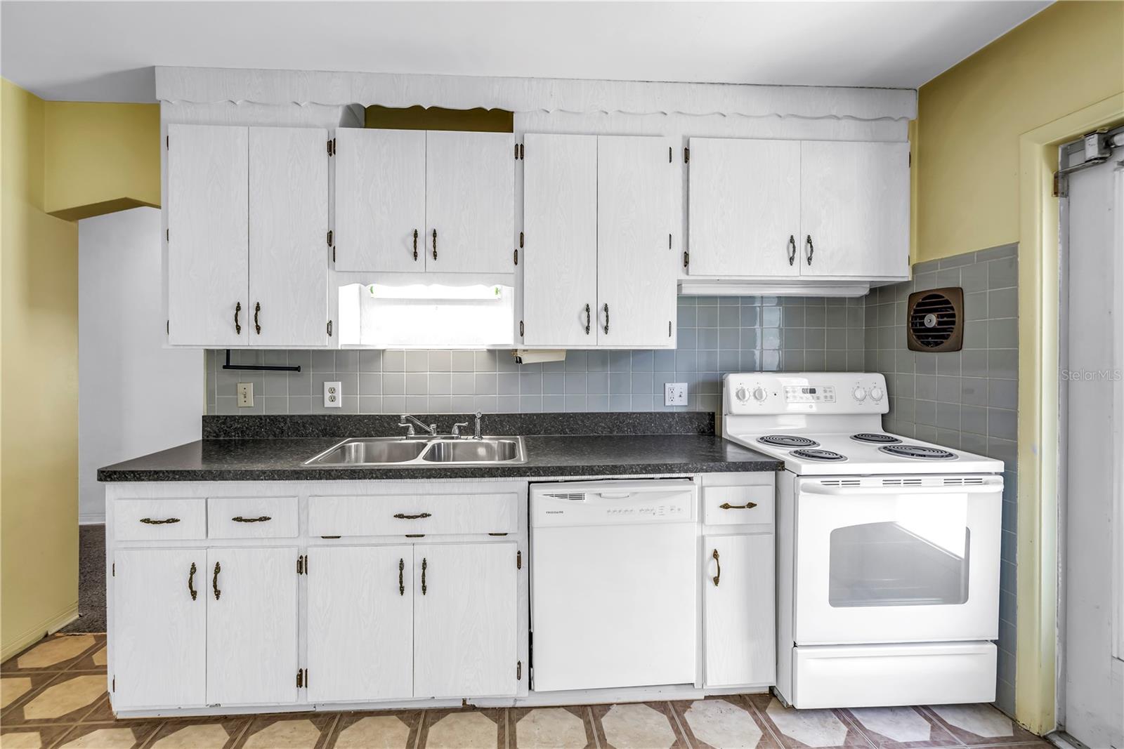 Image 12 of 37 For 2415 York Street N