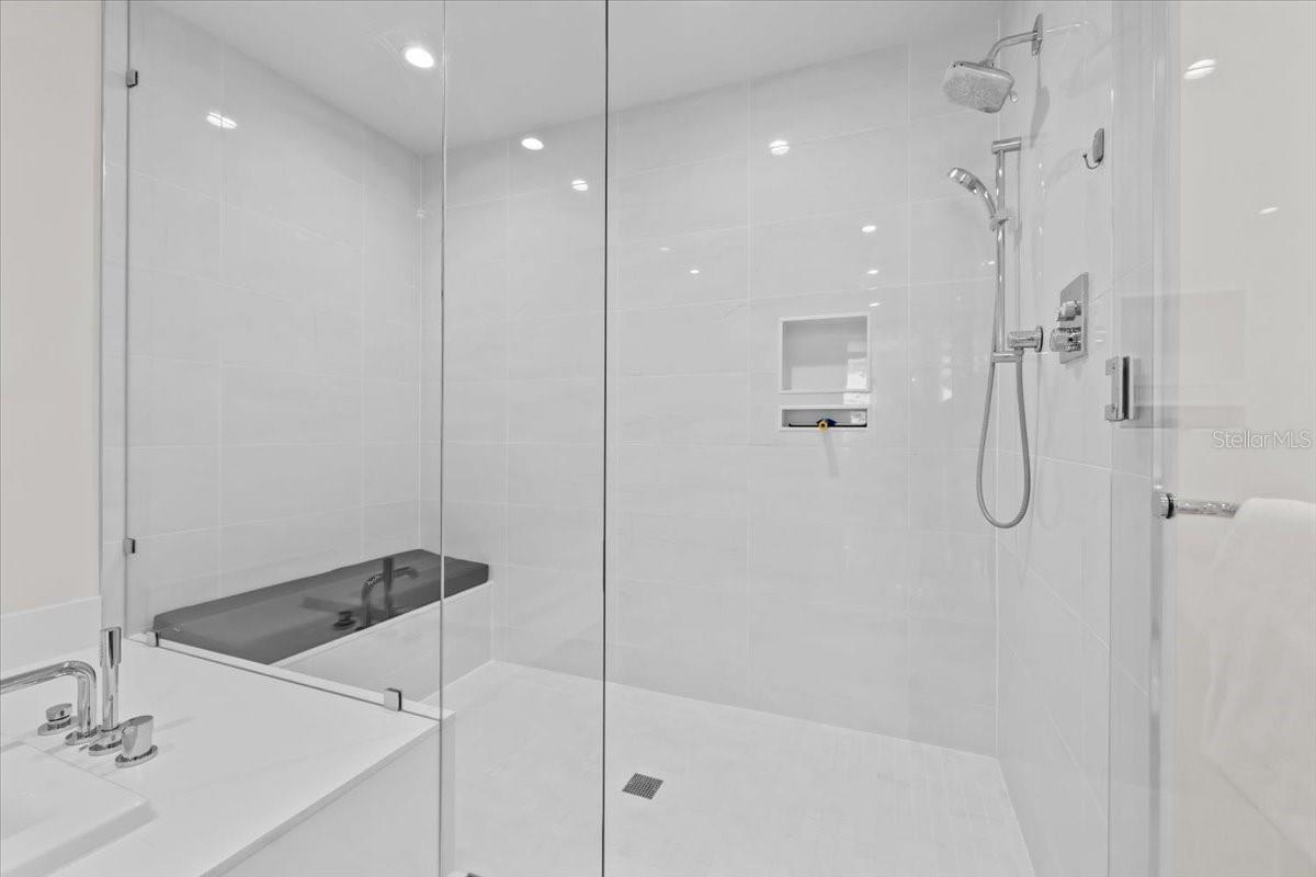 Image 40 of 99 For 301 1st Street S 1004