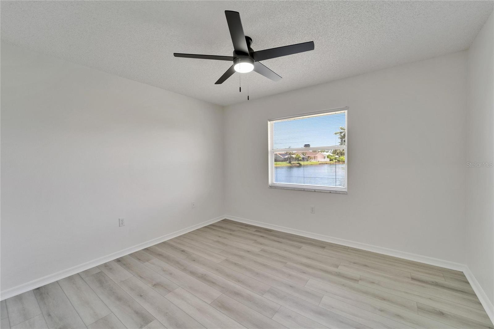 Image 39 of 70 For 916 48th Street Drive E