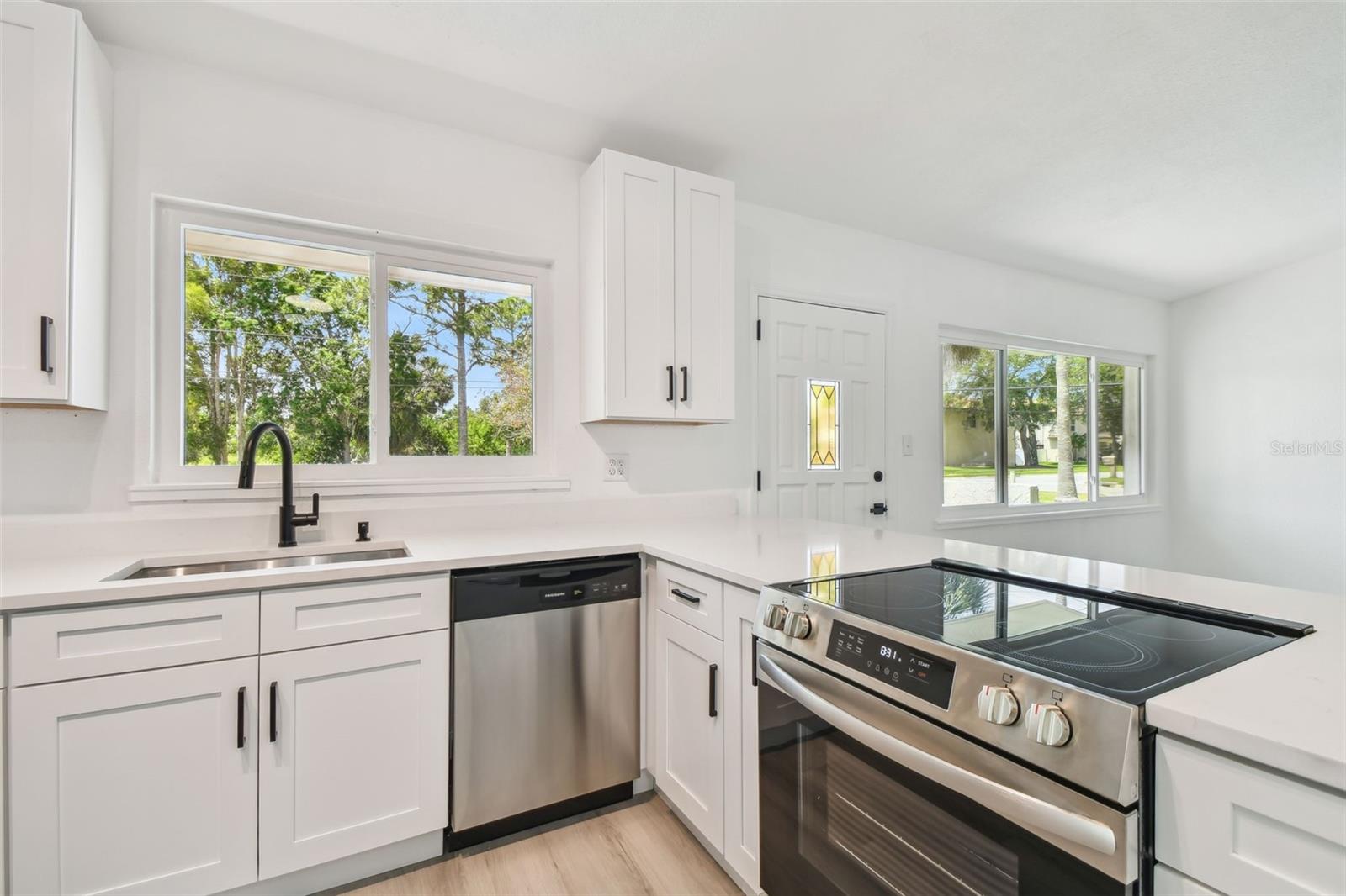 Image 12 of 49 For 695 Sunset Drive