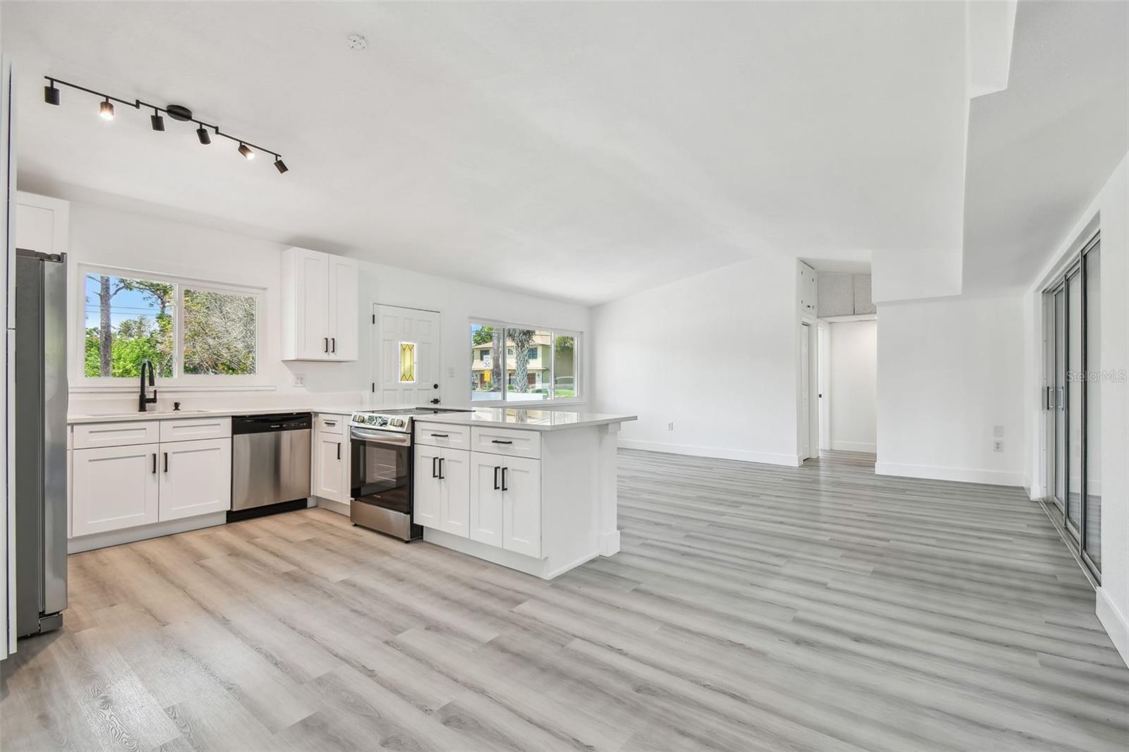 Image 6 of 49 For 695 Sunset Drive