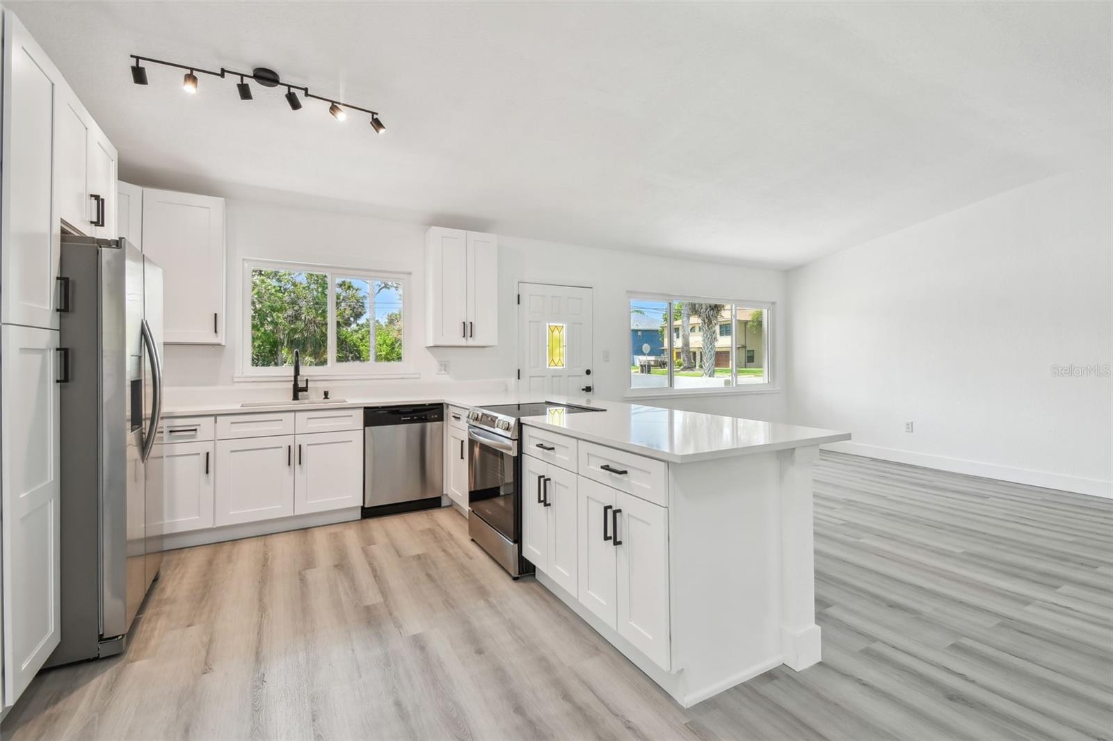 Image 7 of 49 For 695 Sunset Drive