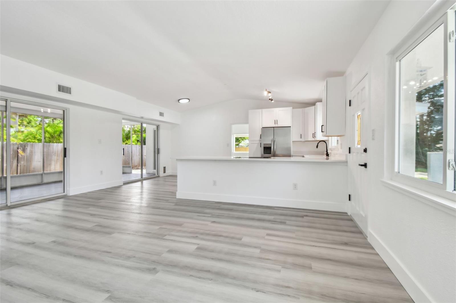 Image 8 of 49 For 695 Sunset Drive