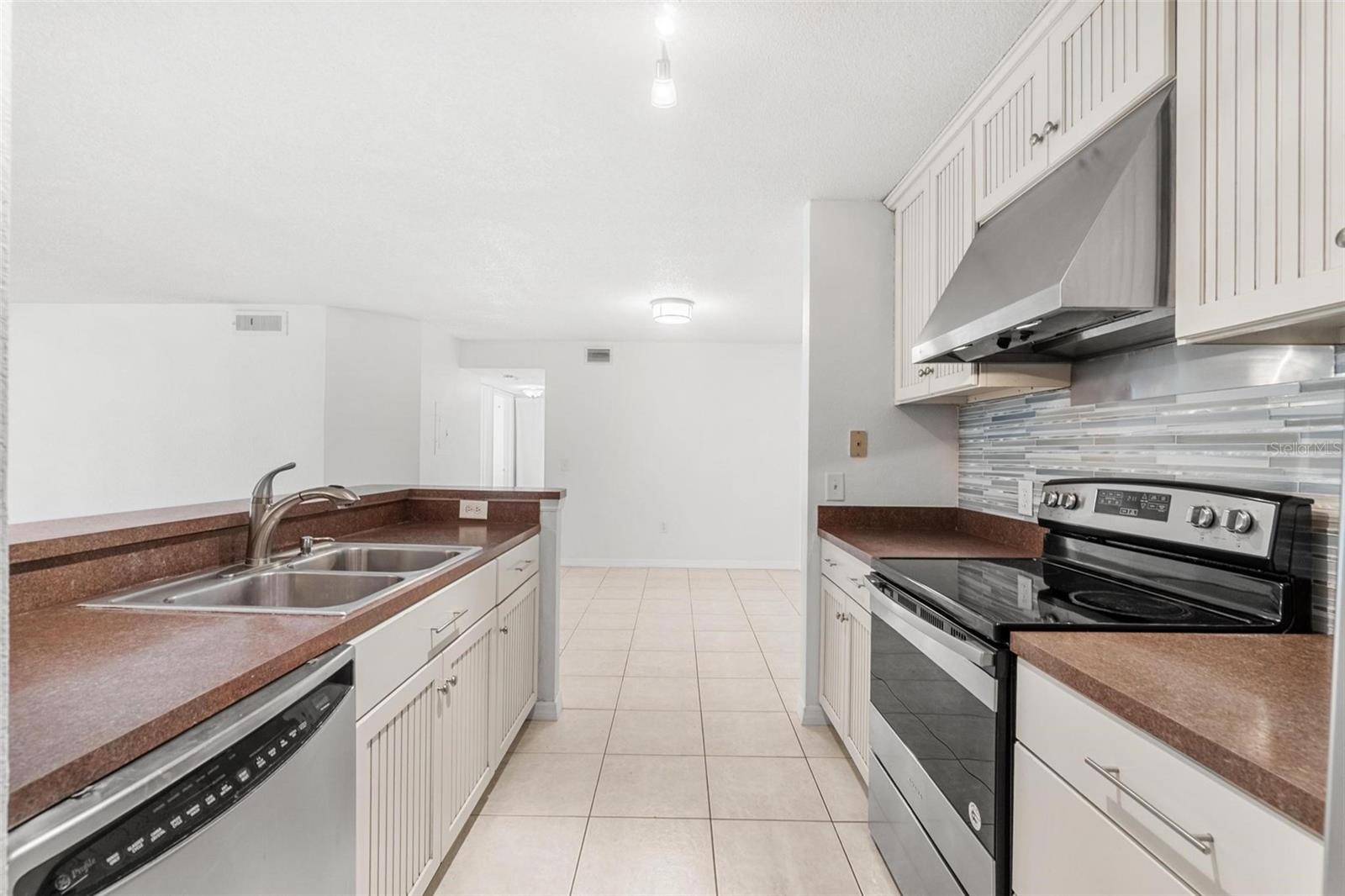 Listing photo id 11 for 9481 Highland Oak Drive 212
