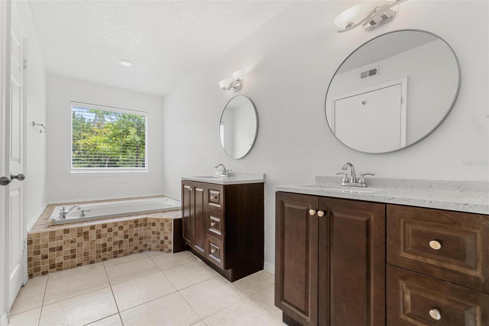 Listing photo id 14 for 9481 Highland Oak Drive 212