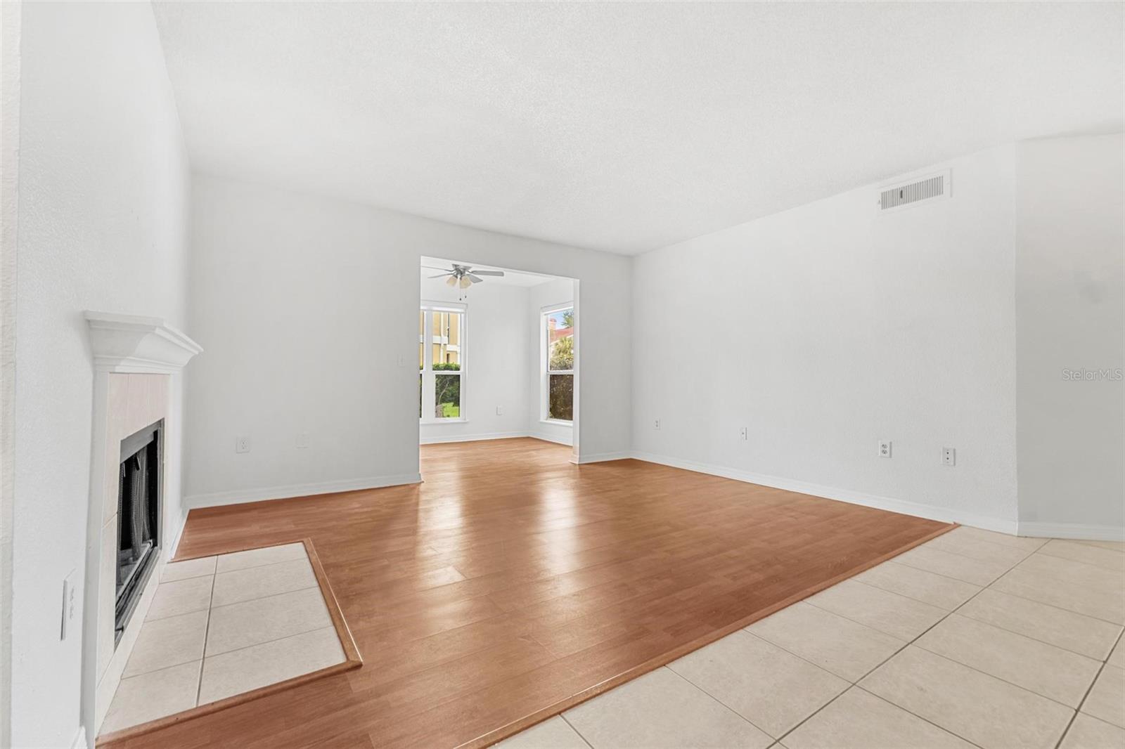 Listing photo id 3 for 9481 Highland Oak Drive 212
