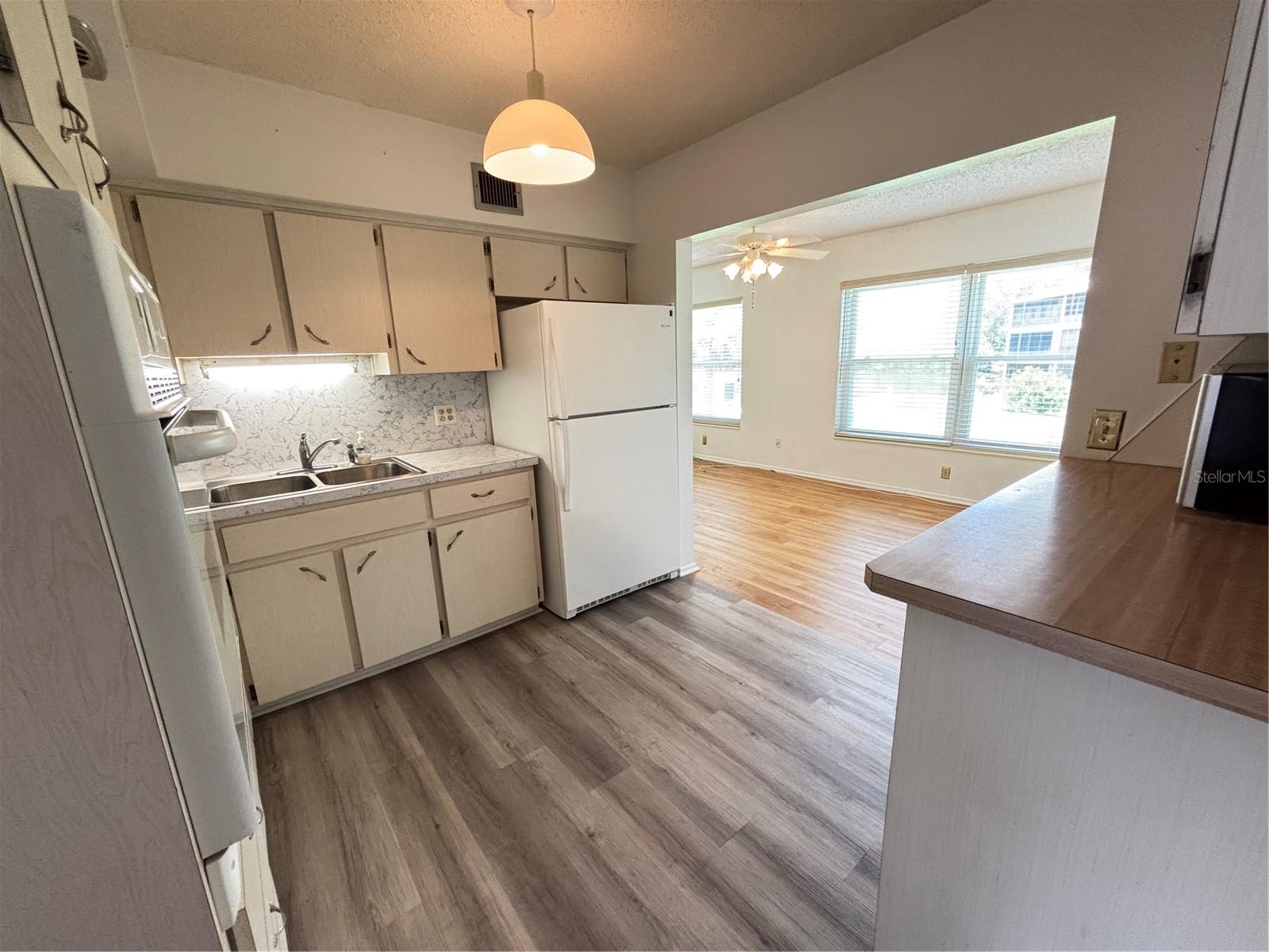 Image 7 of 19 For 2386 Sumatran Way 44
