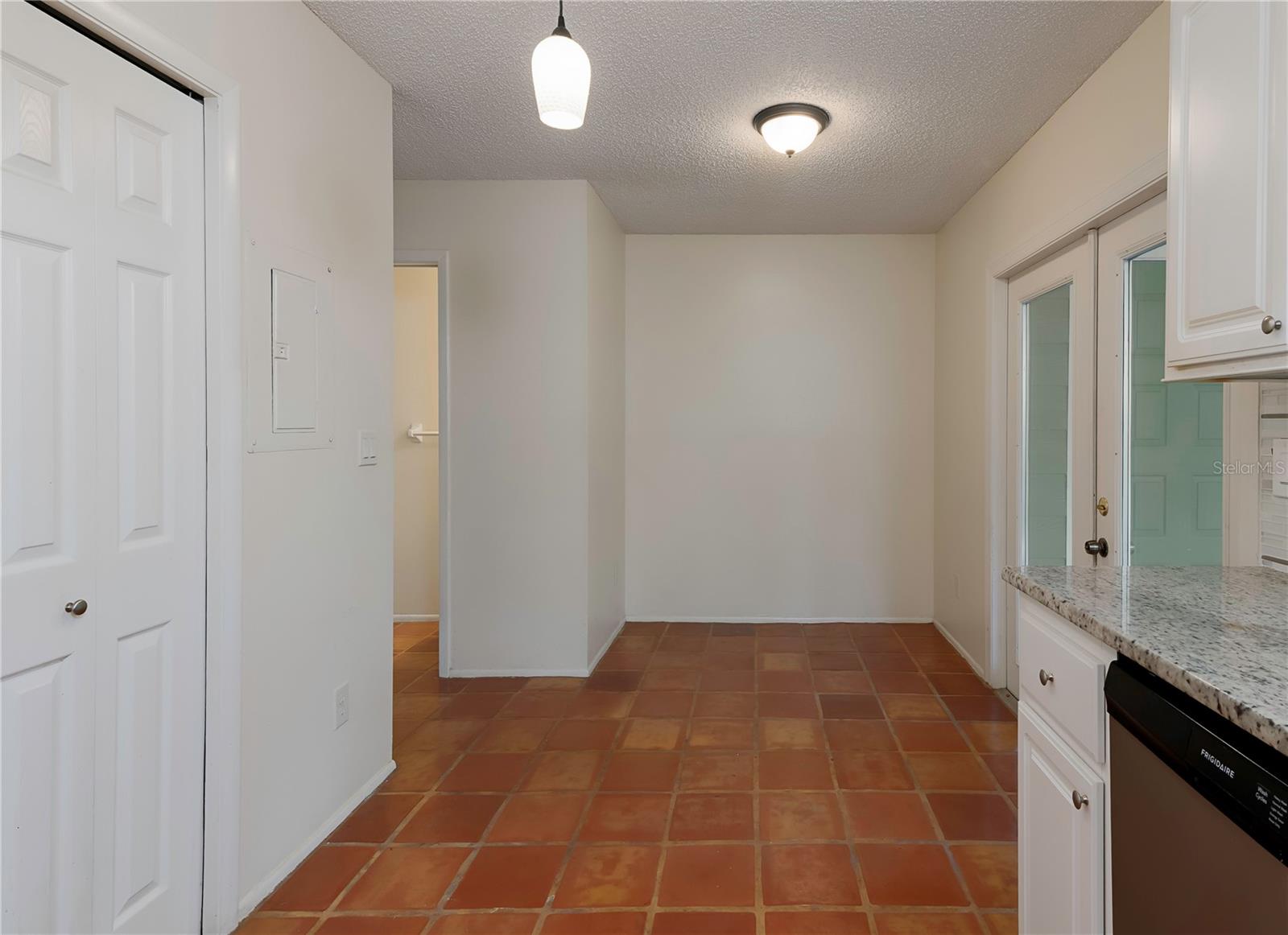 Image 13 of 43 For 945 Hamilton Court