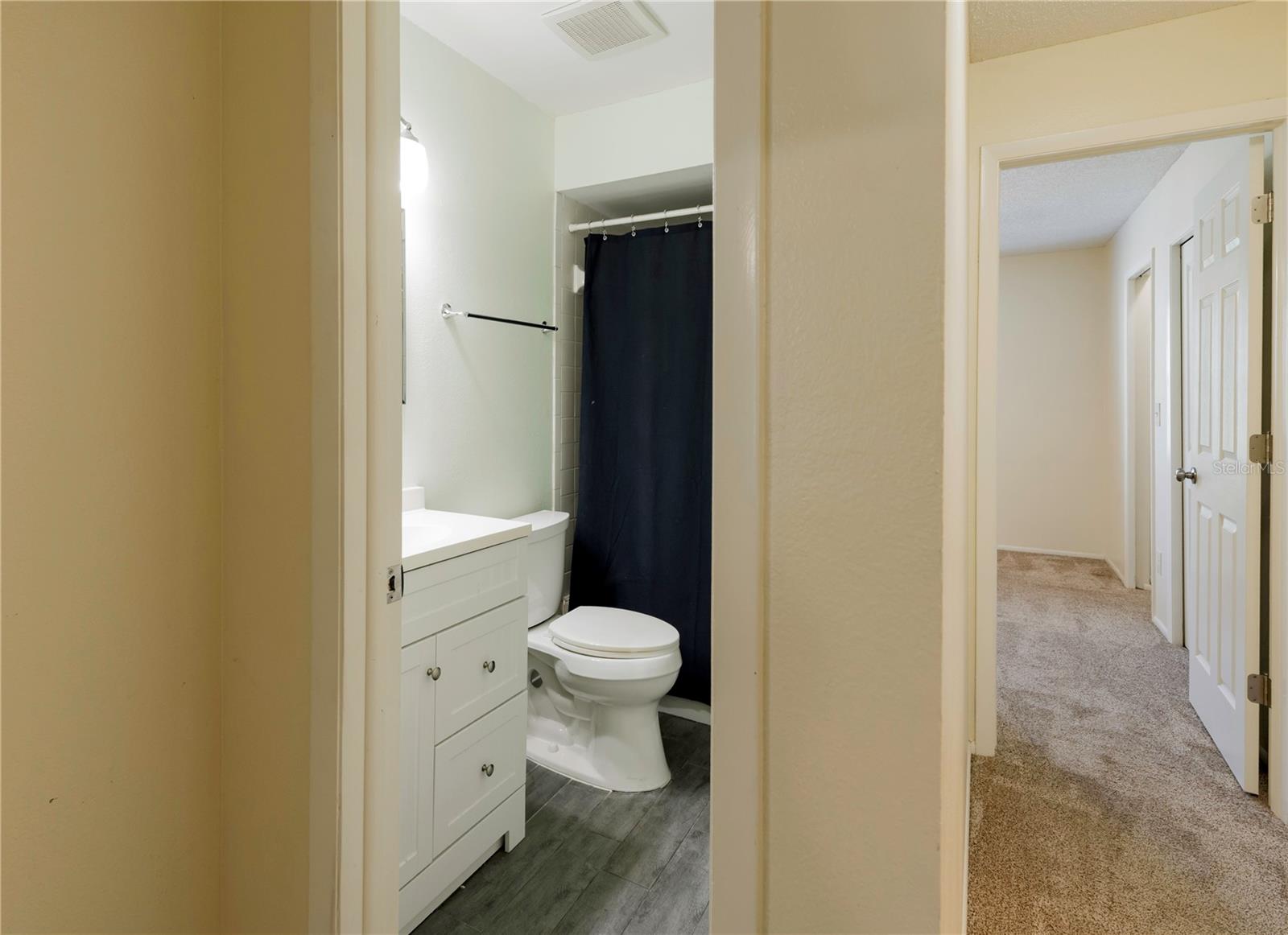 Image 22 of 43 For 945 Hamilton Court