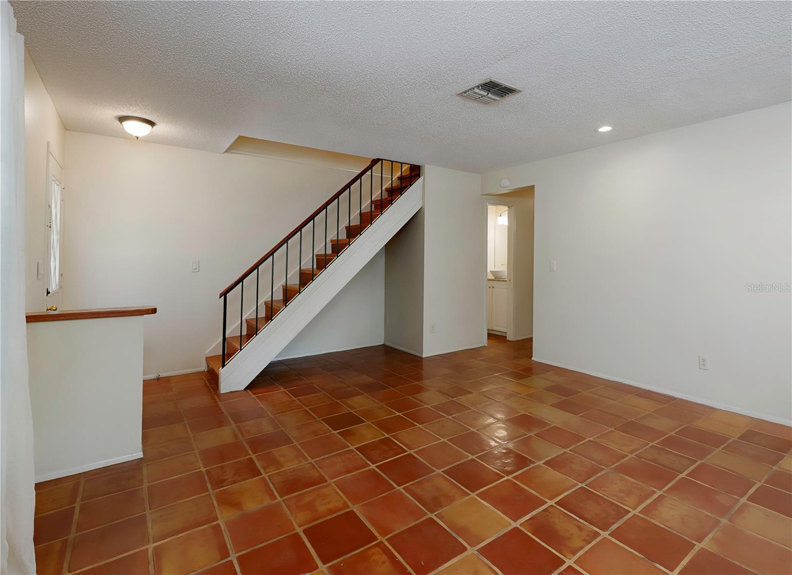 Image 5 of 43 For 945 Hamilton Court