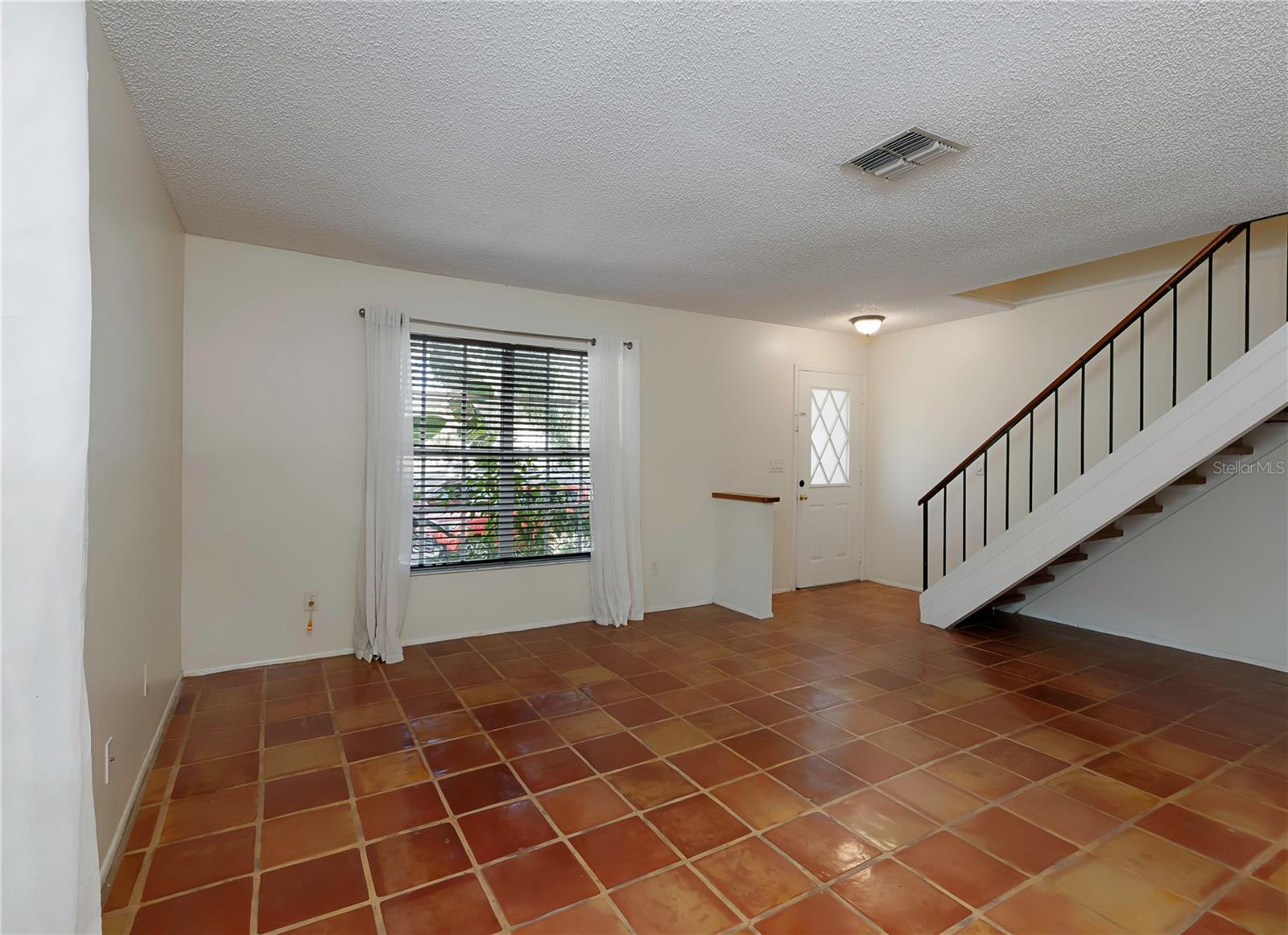 Image 6 of 43 For 945 Hamilton Court