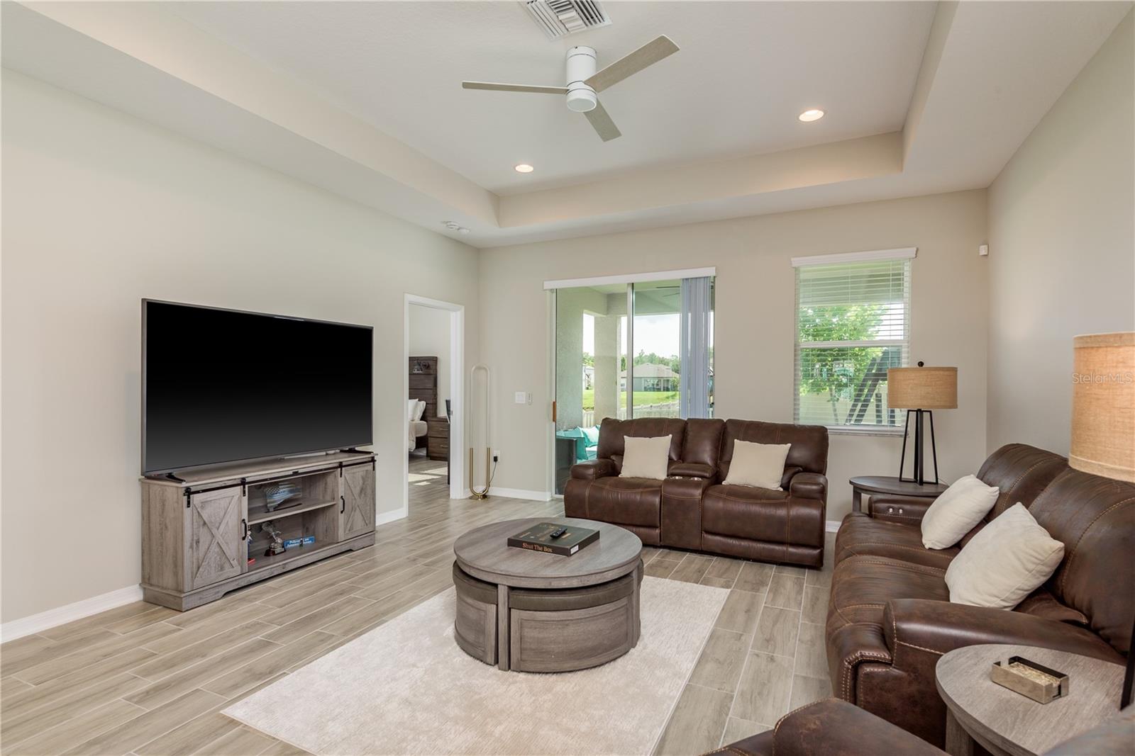 Listing photo id 13 for 12451 Nouveau Avenue